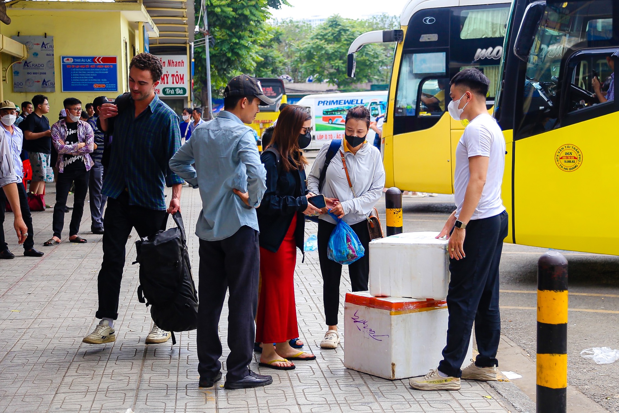 Người d&acirc;n lỉnh kỉnh đồ đạc trở lại Thủ đ&ocirc;, t&aacute;i diễn &ugrave;n tắc cửa ng&otilde; ph&iacute;a nam th&agrave;nh phố - Ảnh 8.