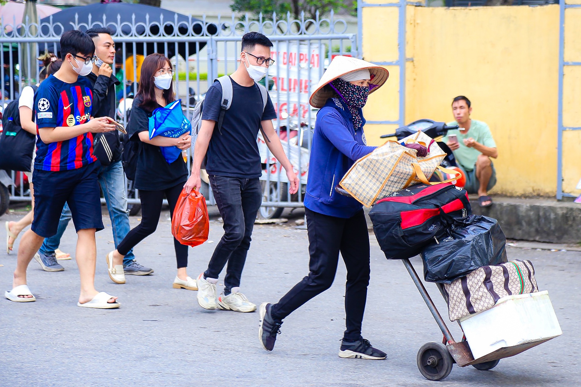 Người d&acirc;n lỉnh kỉnh đồ đạc trở lại Thủ đ&ocirc;, t&aacute;i diễn &ugrave;n tắc cửa ng&otilde; ph&iacute;a nam th&agrave;nh phố - Ảnh 5.