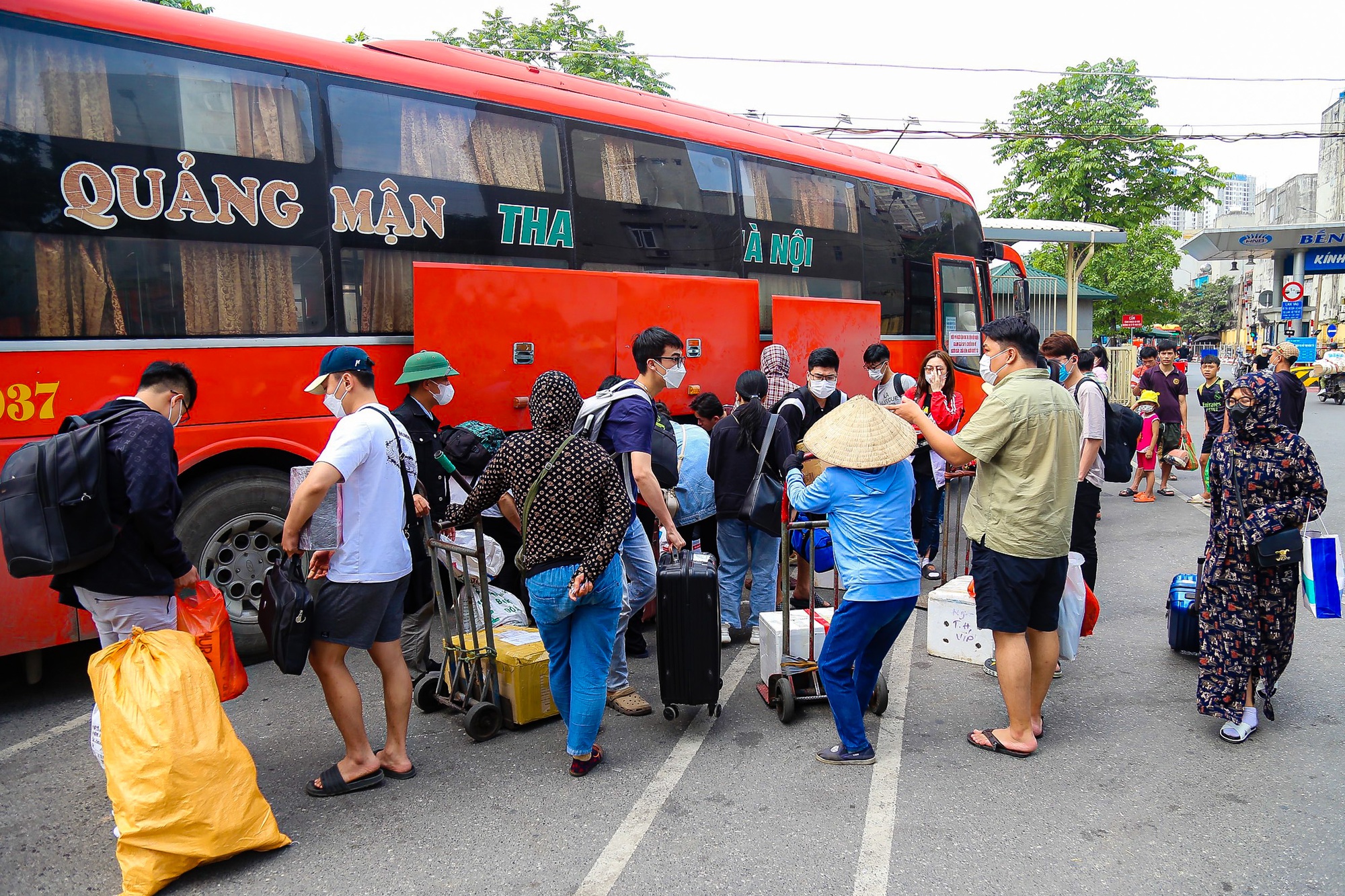 Người d&acirc;n lỉnh kỉnh đồ đạc trở lại Thủ đ&ocirc;, t&aacute;i diễn &ugrave;n tắc cửa ng&otilde; ph&iacute;a nam th&agrave;nh phố - Ảnh 1.