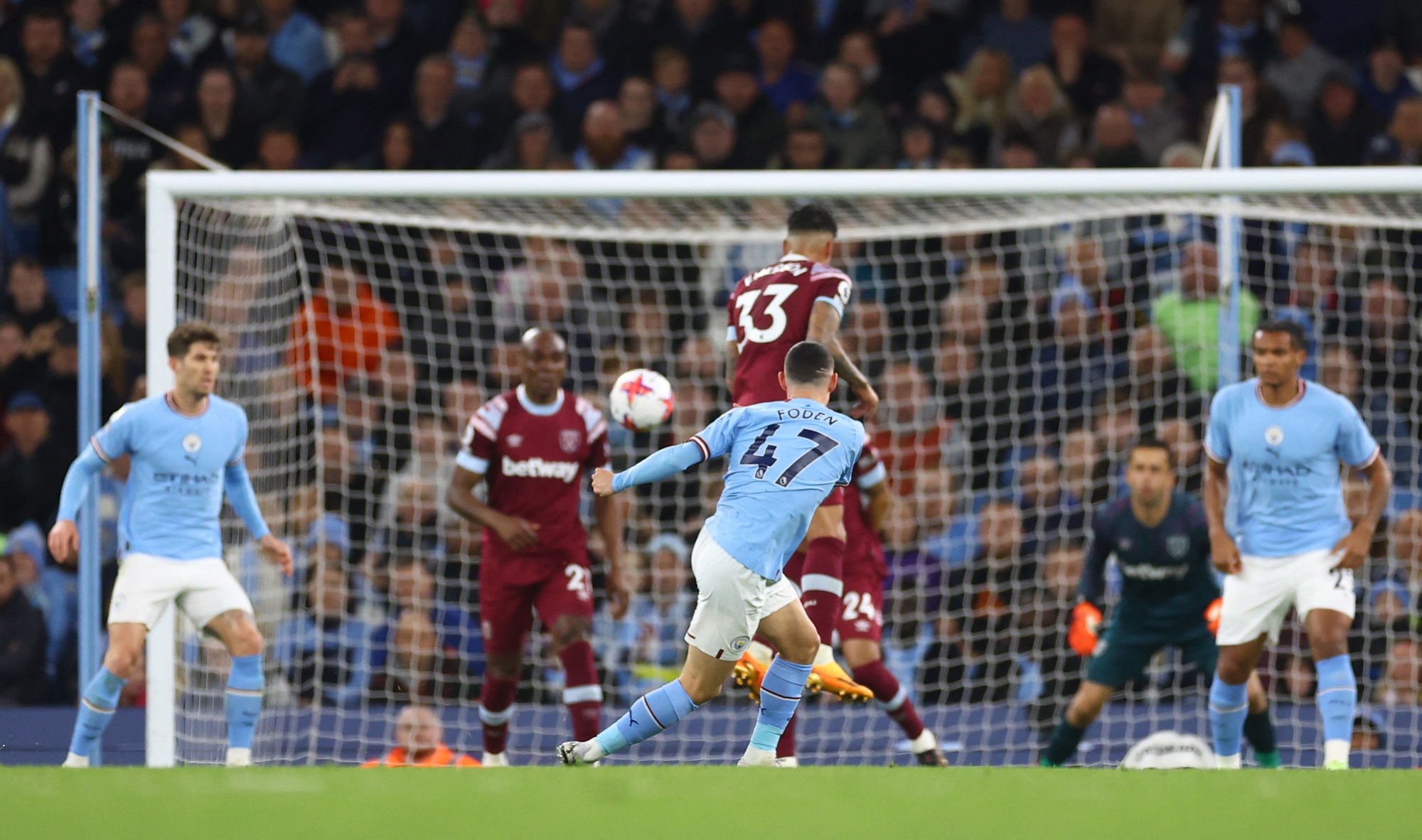 Đồng đội mừng Haaland lập kỷ lục, Man City tái chiếm ngôi đầu Ngoại hạng Anh - Ảnh 8.