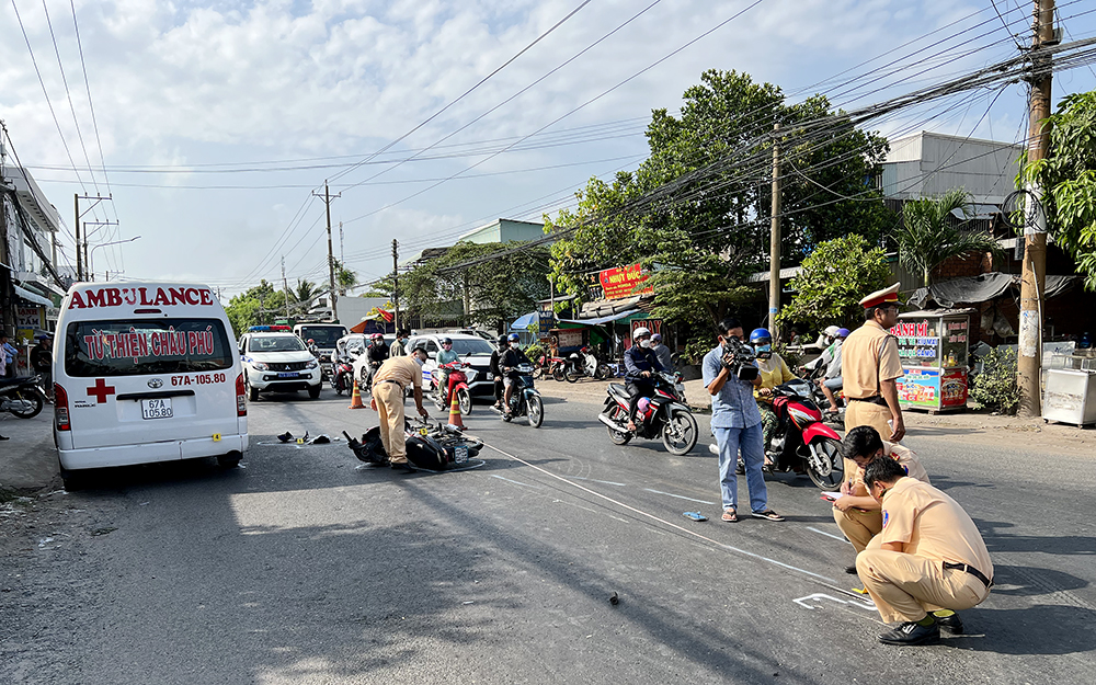 C&uacute; t&ocirc;ng mạnh của xe chuyển bệnh l&agrave;m một thanh ni&ecirc;n tử vong - Ảnh 3.