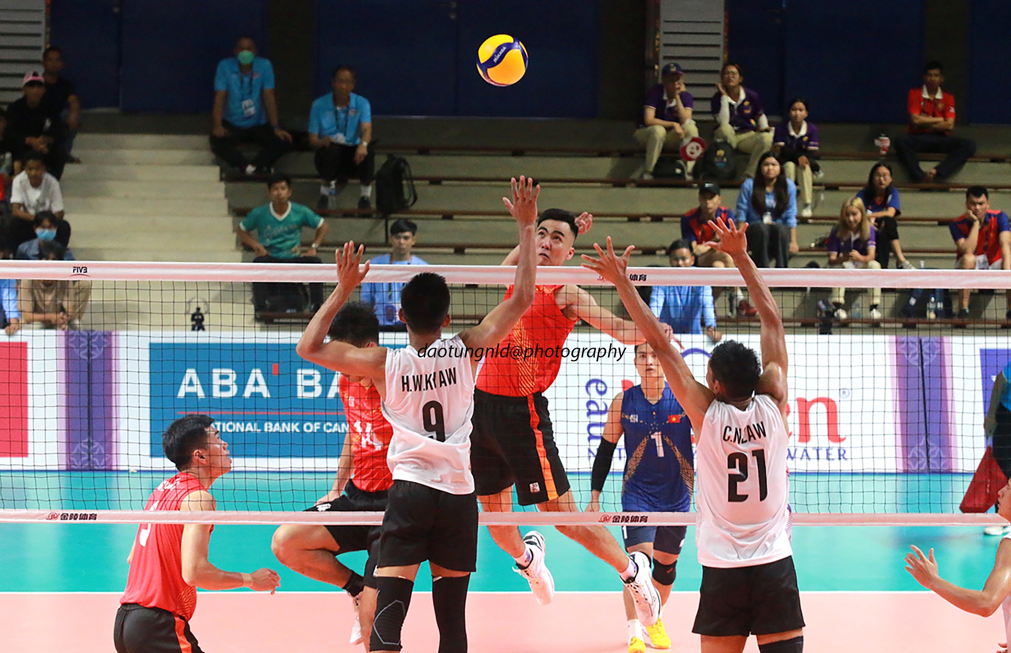 SEA Games 32: Tuyển bóng chuyền nam Việt Nam mở màn ấn tượng