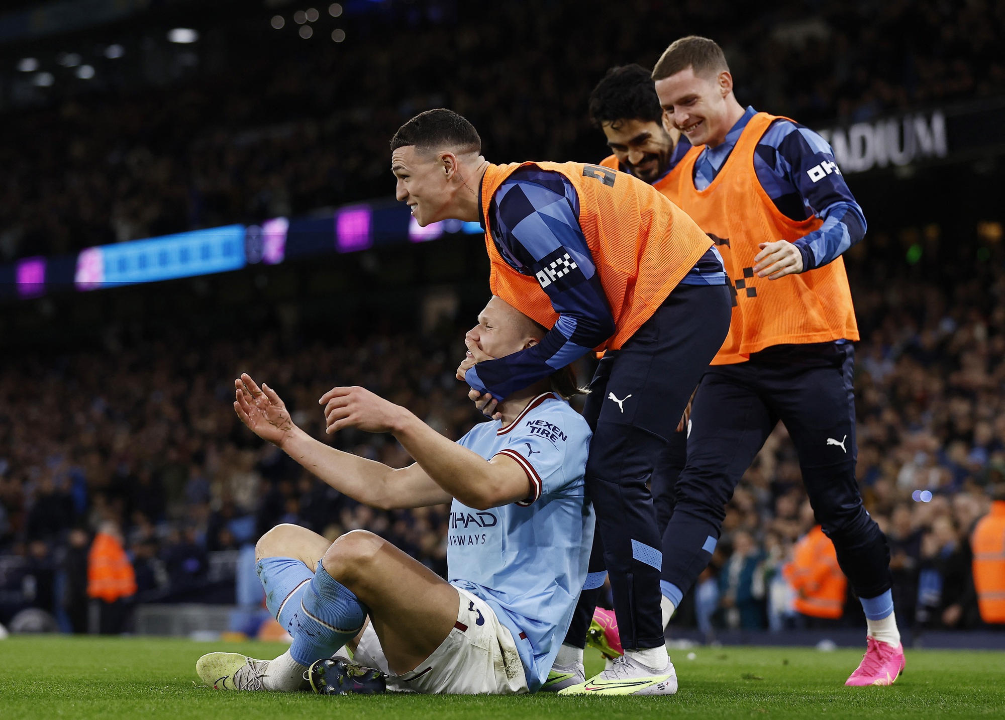 Đồng đội mừng Haaland lập kỷ lục, Man City tái chiếm ngôi đầu Ngoại hạng Anh - Ảnh 6.