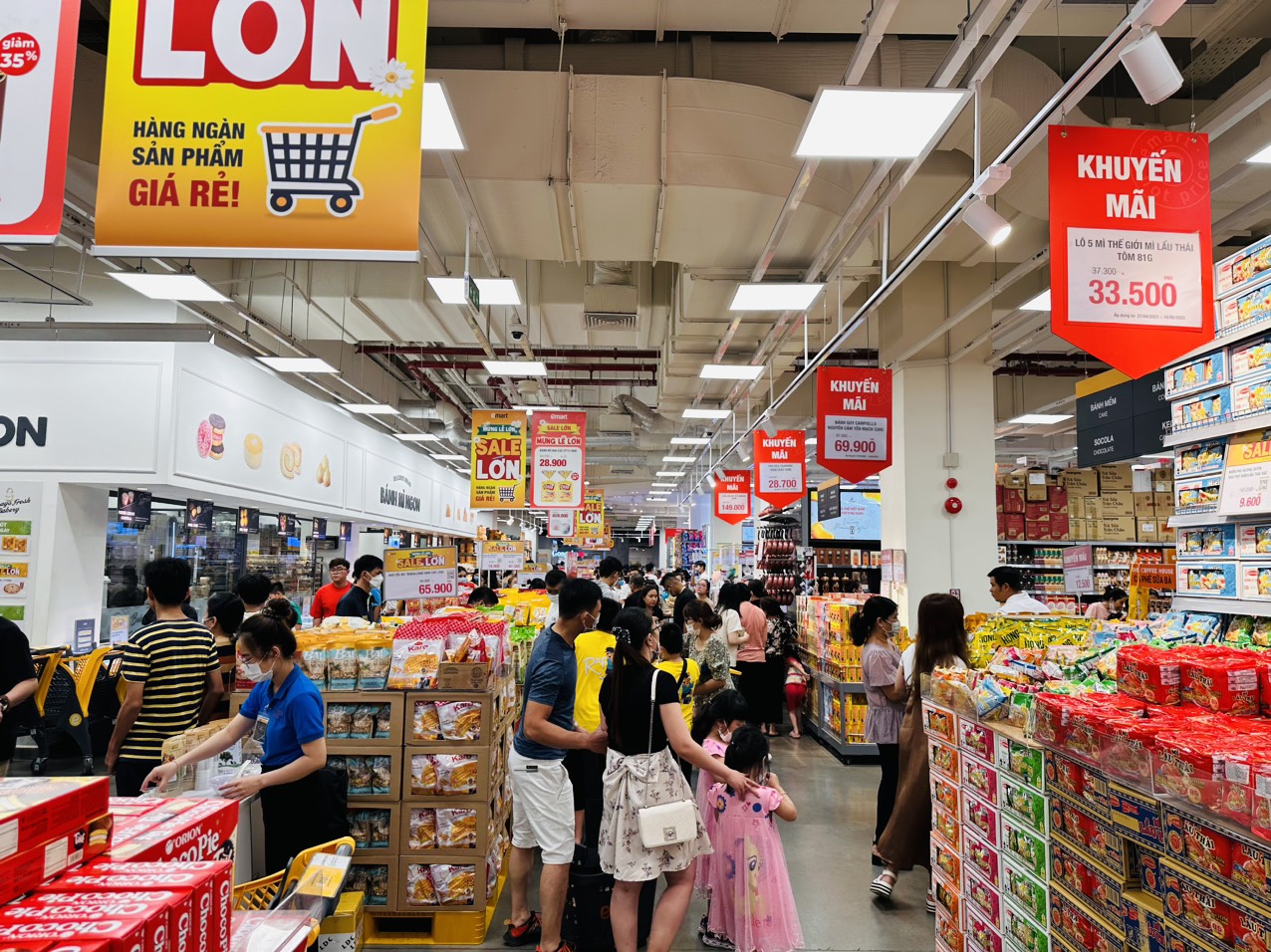 TP HCM: Si&ecirc;u thị khuyến m&atilde;i đậm nhưng sức mua kh&ocirc;ng như kỳ vọng - Ảnh 3.