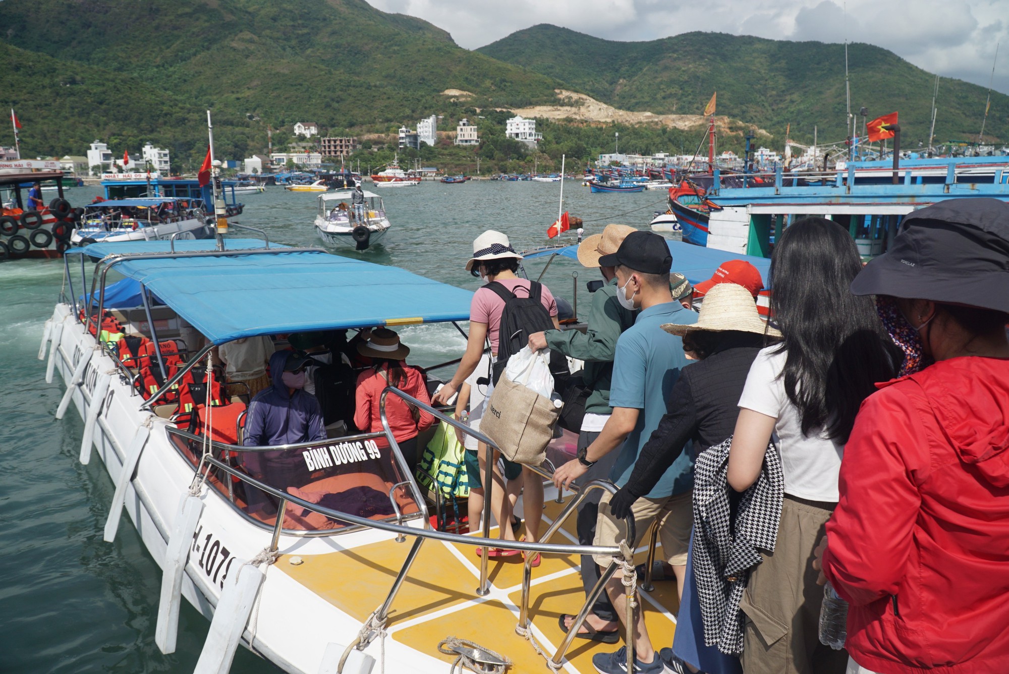 Khách đến Nha Trang- Khánh Hòa tăng mạnh trong 5 ngày lễ - Ảnh 3.