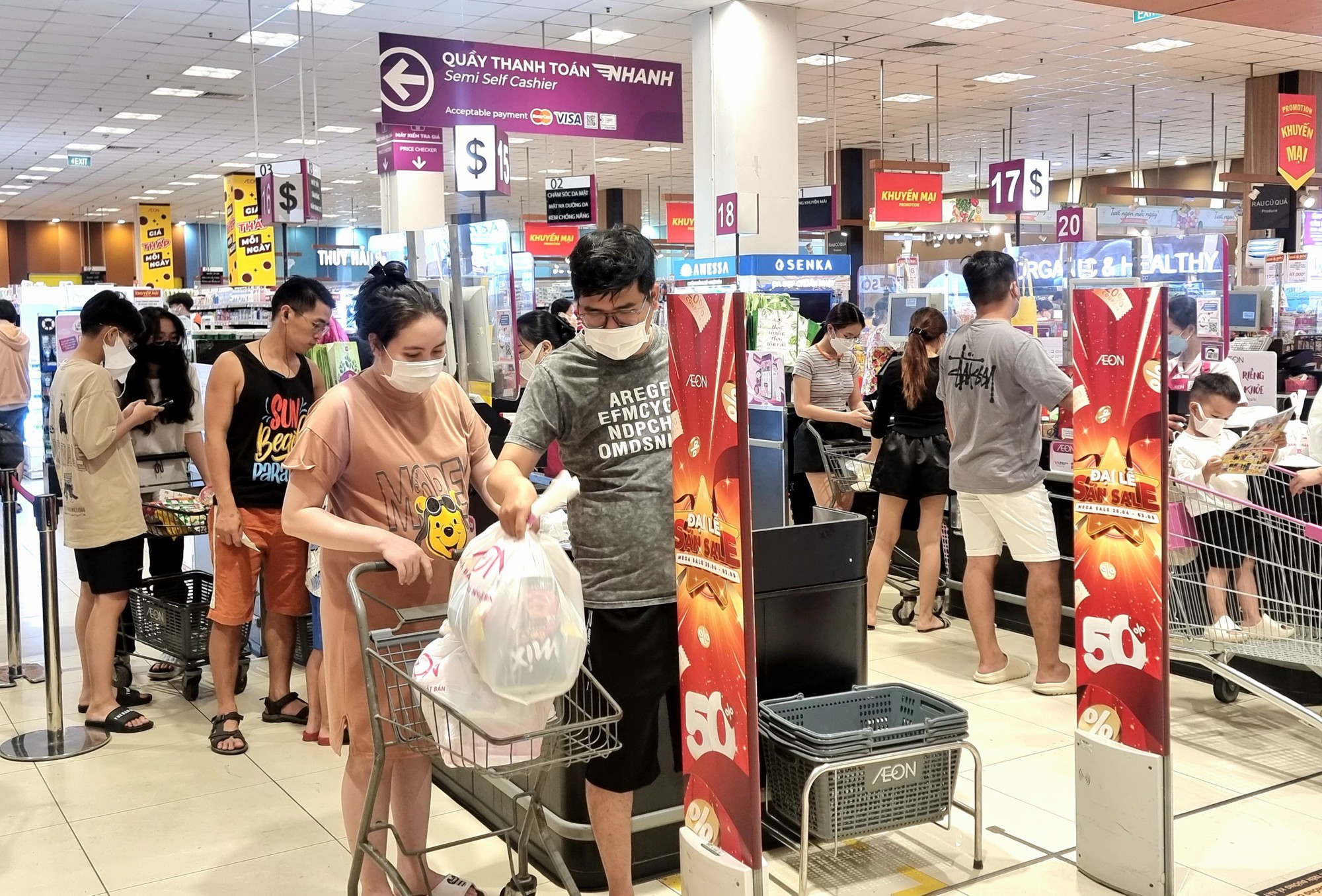 TP HCM: Si&ecirc;u thị khuyến m&atilde;i đậm nhưng sức mua kh&ocirc;ng như kỳ vọng - Ảnh 1.