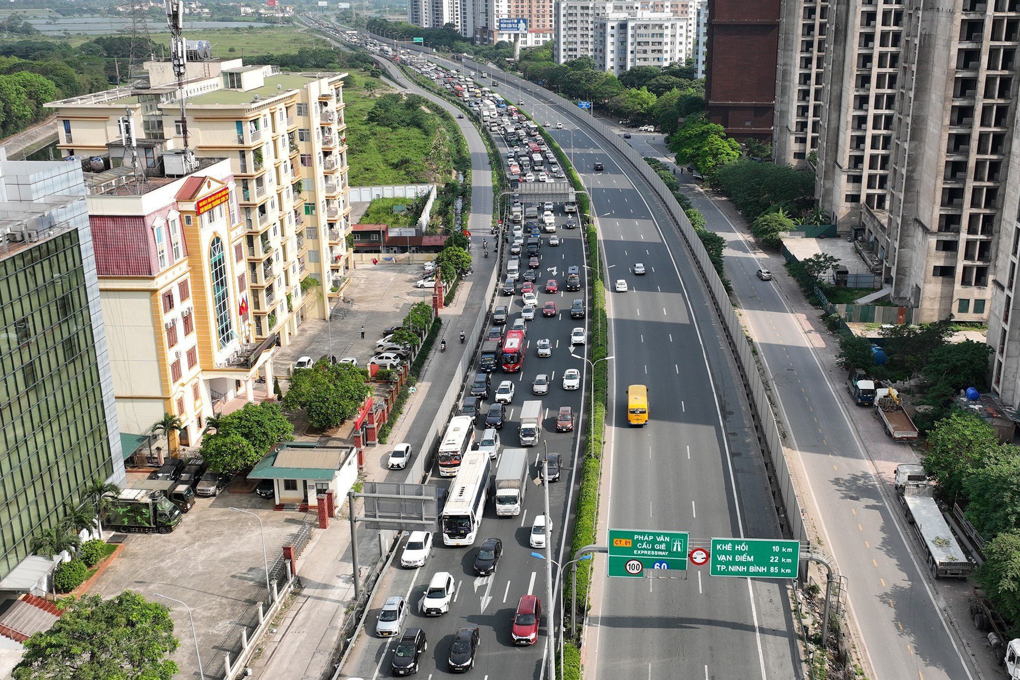 Người d&acirc;n lỉnh kỉnh đồ đạc trở lại Thủ đ&ocirc;, t&aacute;i diễn &ugrave;n tắc cửa ng&otilde; ph&iacute;a nam th&agrave;nh phố - Ảnh 13.