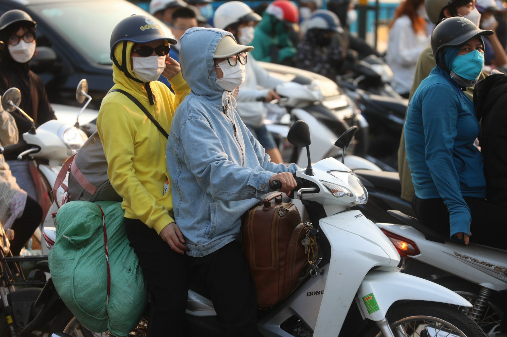 Người d&acirc;n lỉnh kỉnh đồ đạc trở lại Thủ đ&ocirc;, t&aacute;i diễn &ugrave;n tắc cửa ng&otilde; ph&iacute;a nam th&agrave;nh phố - Ảnh 16.