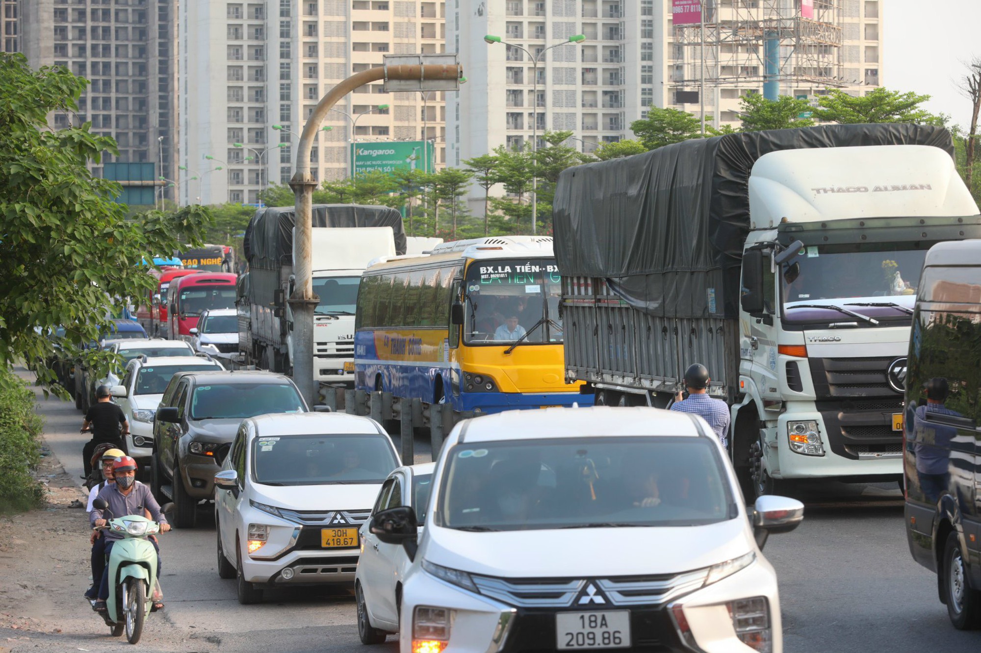 Người d&acirc;n lỉnh kỉnh đồ đạc trở lại Thủ đ&ocirc;, t&aacute;i diễn &ugrave;n tắc cửa ng&otilde; ph&iacute;a nam th&agrave;nh phố - Ảnh 18.