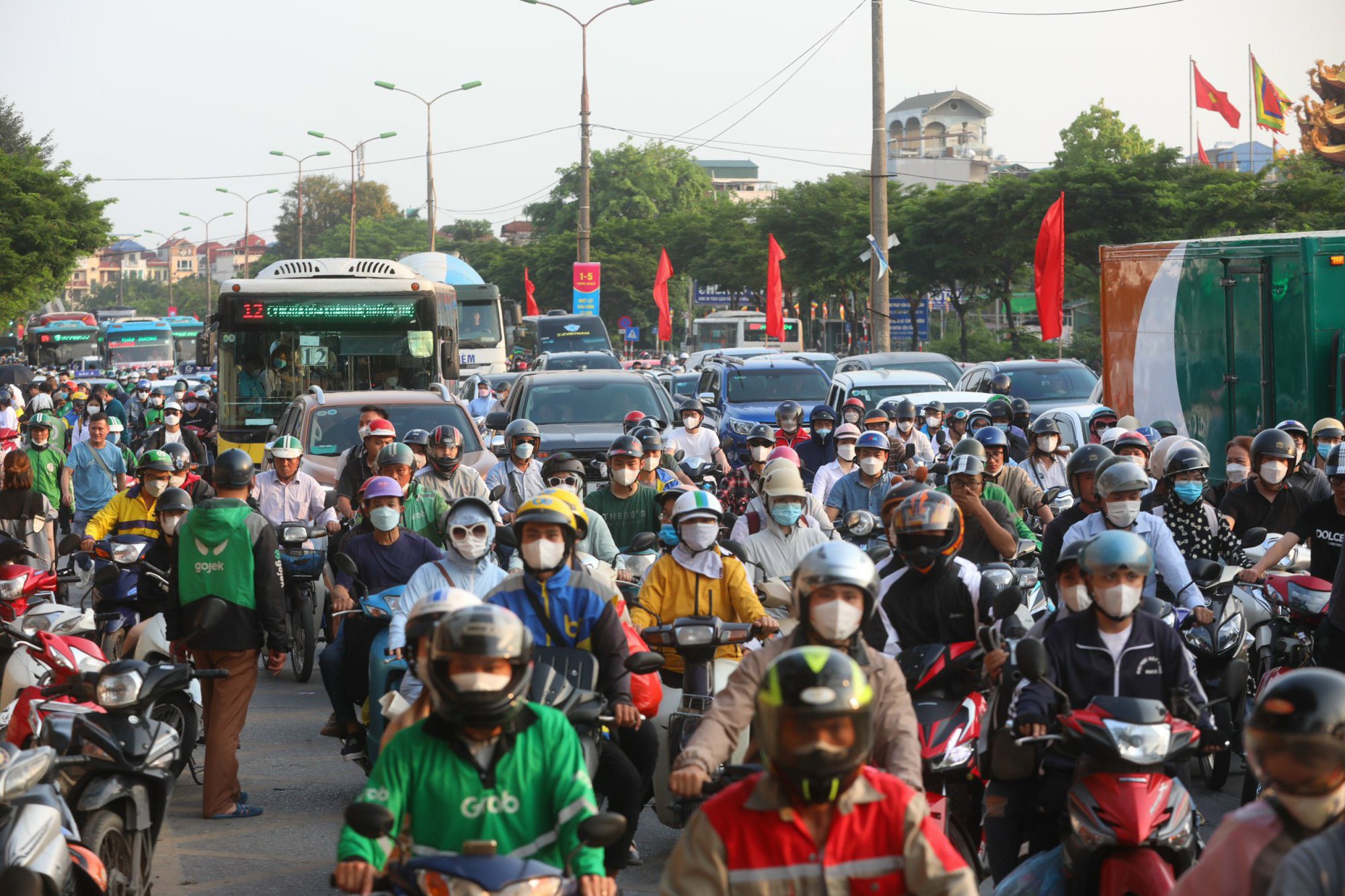 Người d&acirc;n lỉnh kỉnh đồ đạc trở lại Thủ đ&ocirc;, t&aacute;i diễn &ugrave;n tắc cửa ng&otilde; ph&iacute;a nam th&agrave;nh phố - Ảnh 20.