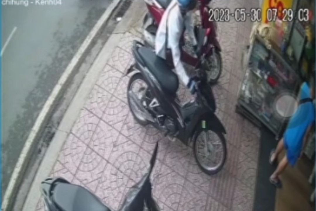 TP HCM: Thanh ni&ecirc;n g&acirc;y &aacute;n trong 5 gi&acirc;y ở nơi đ&ocirc;ng người - Ảnh 1.