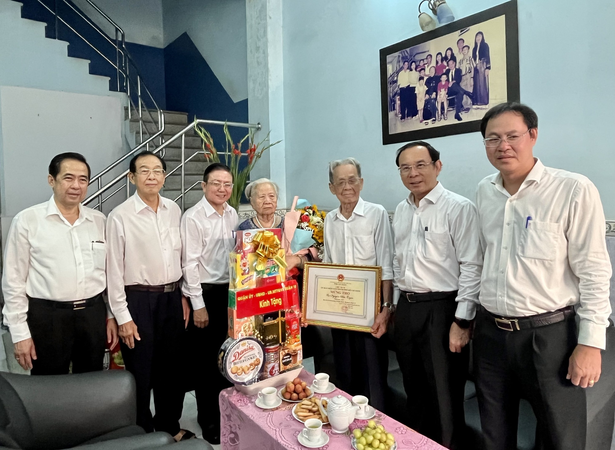 B&iacute; thư Th&agrave;nh ủy TP HCM Nguyễn Văn N&ecirc;n thăm, ch&uacute;c mừng người cao tuổi - Ảnh 3.