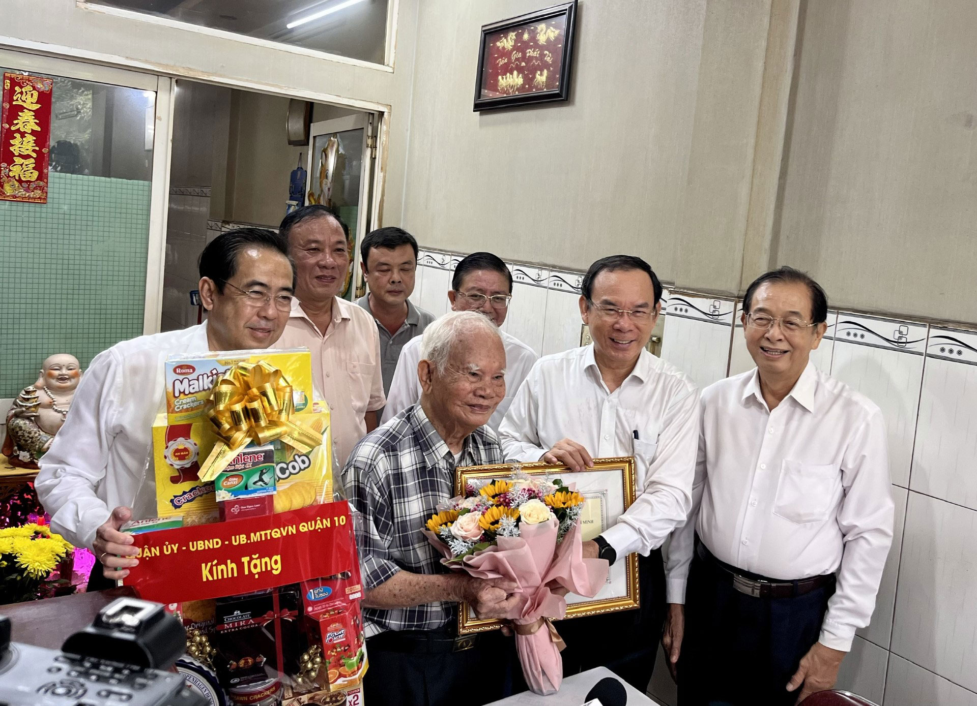 Lãnh đạo TP HCM thăm, chúc mừng người cao tuổi