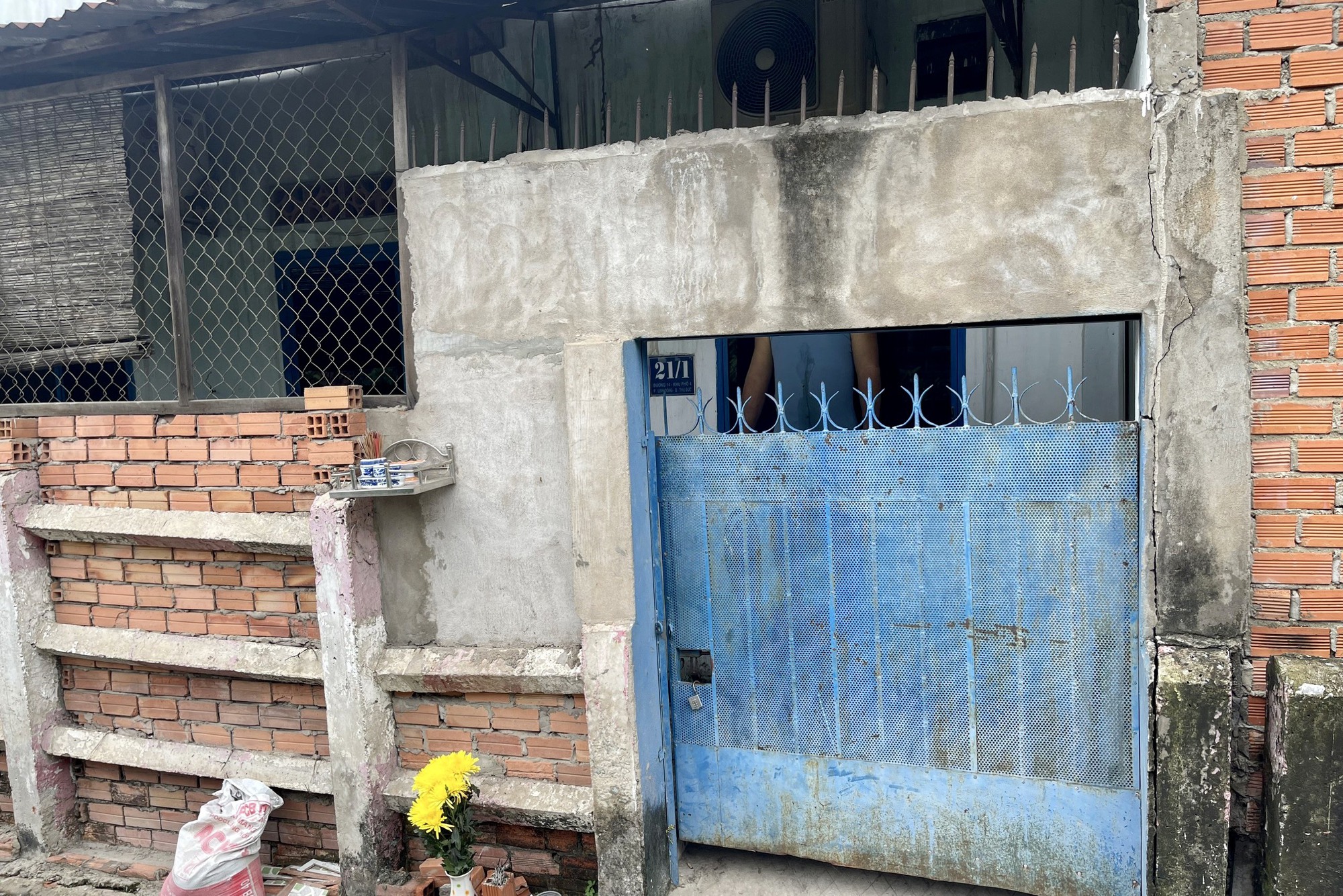 TP Thủ Đức: 1 người trong tư thế treo cổ trước cửa nhà