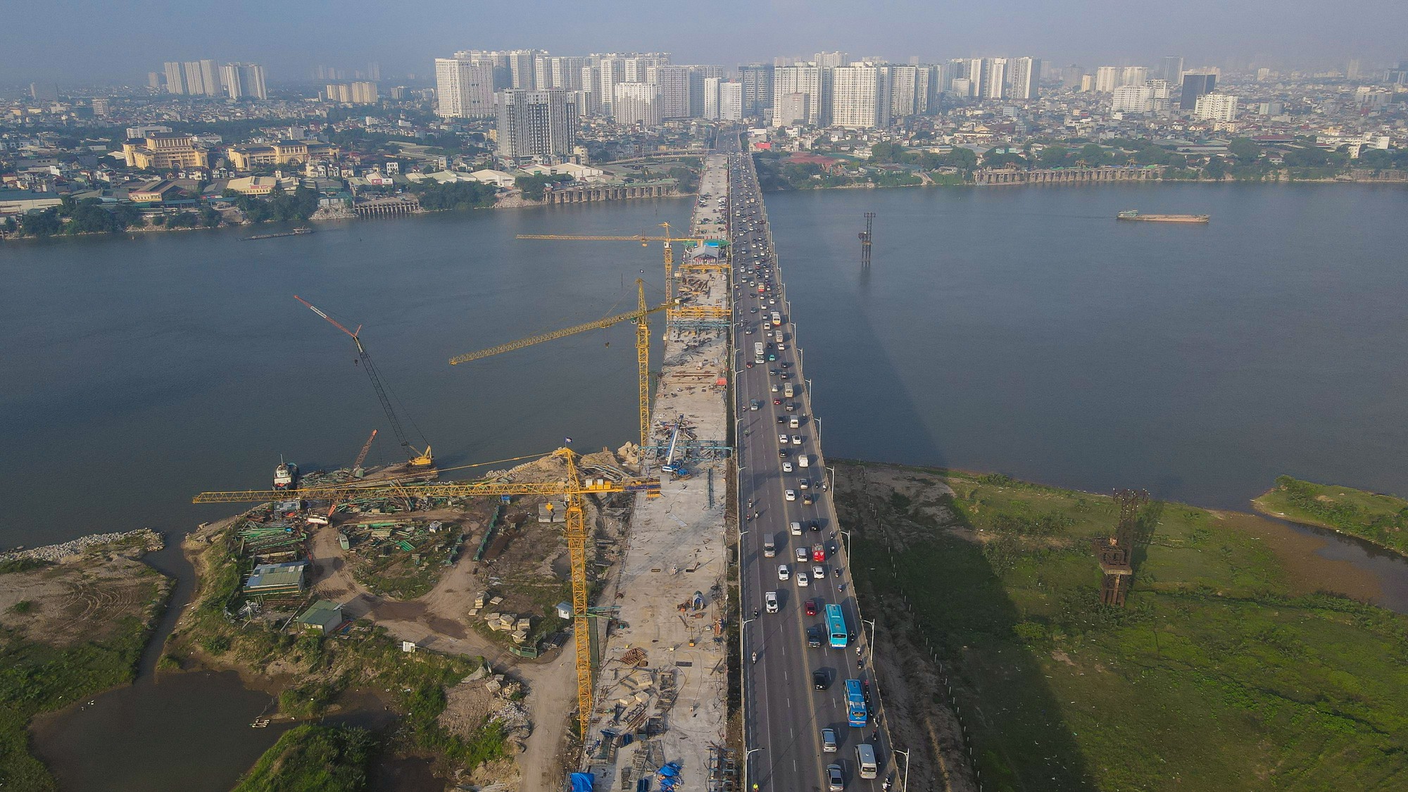 Chuyển sang giai đoạn hoàn thiện cầu Vĩnh Tuy 2 - Ảnh 1.