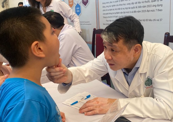 Vì sao trẻ dị tật khe hở môi - vòm miệng cần điều trị ngữ âm?