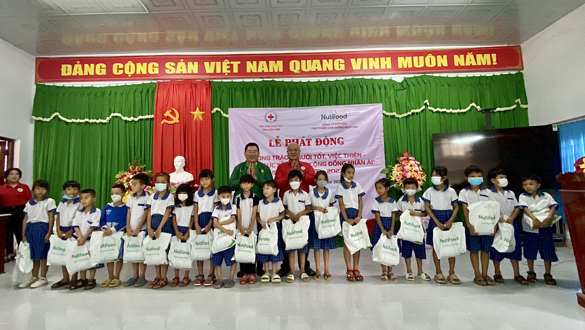 Nutifood tặng hàng nghìn phần quà cho trẻ em nghèo nhân dịp Tết Thiếu nhi