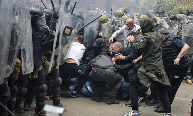 25 binh sĩ NATO bị thương sau khi Serbia b&aacute;o động qu&acirc;n đội - Ảnh 2.
