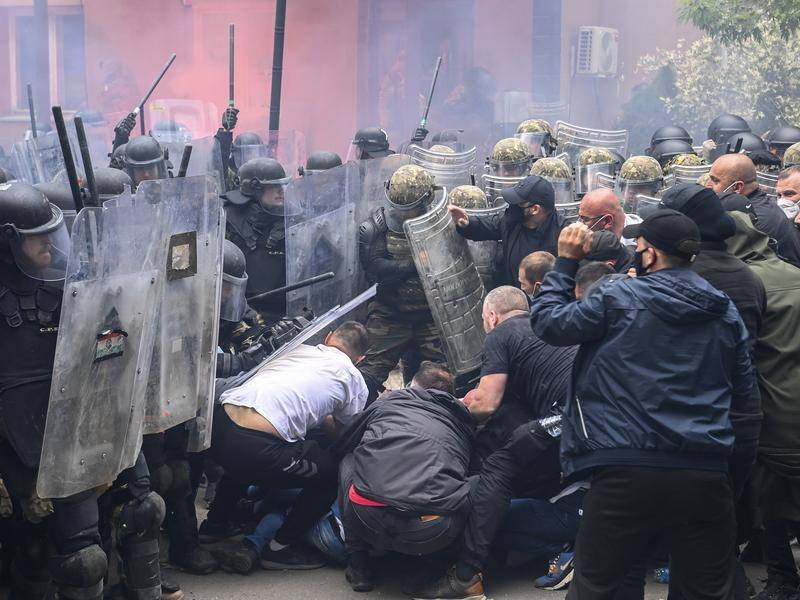 25 binh sĩ NATO bị thương sau khi Serbia b&aacute;o động qu&acirc;n đội - Ảnh 4.