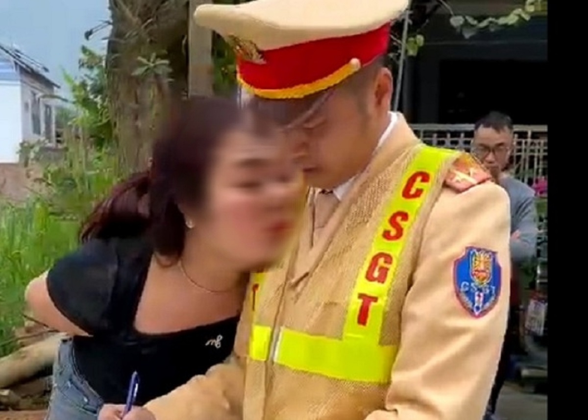 Đòi "hôn CSGT đến chết", người phụ nữ ở Thanh Hóa lĩnh 20 tháng tù