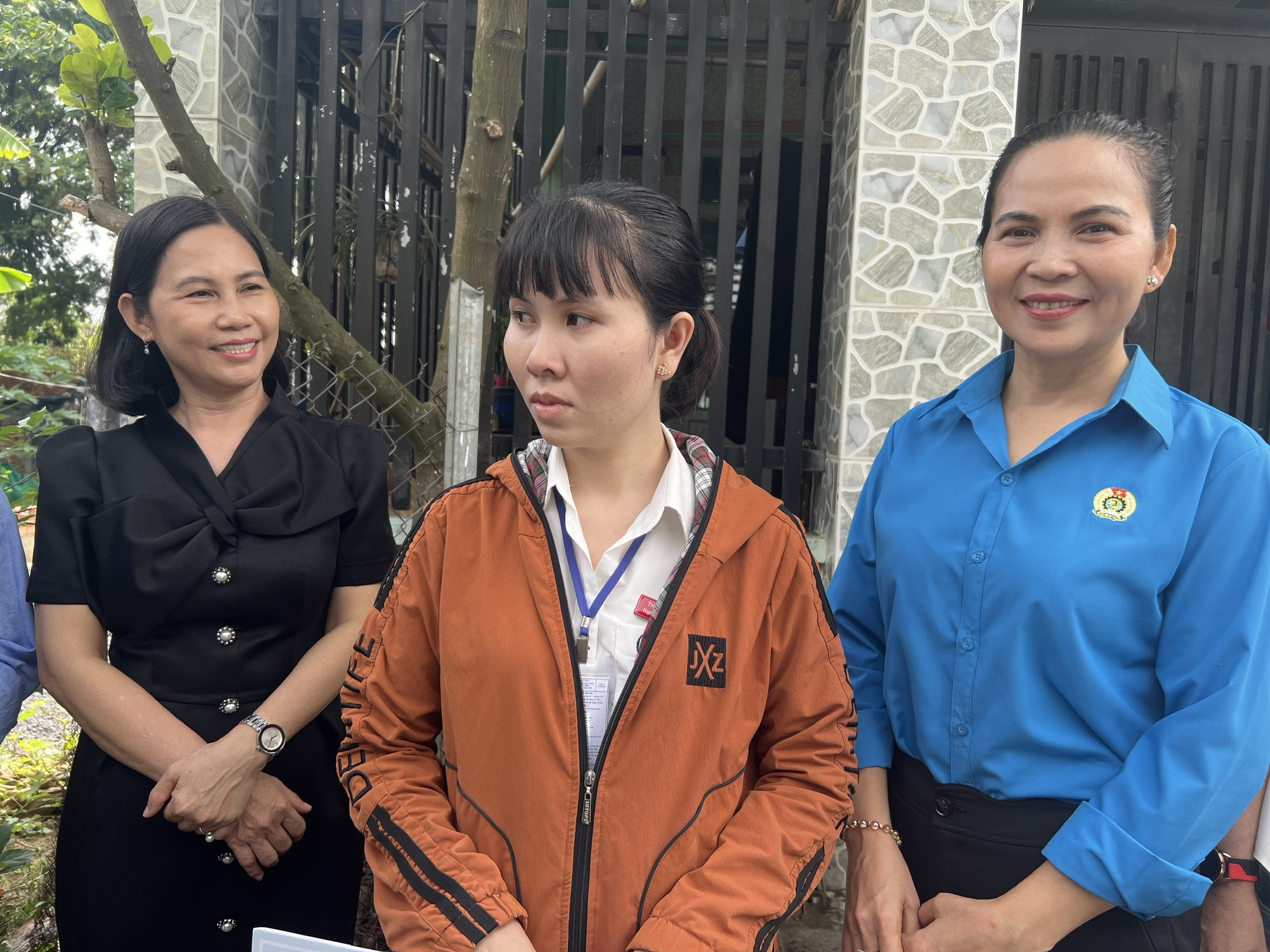 Nữ công nhân ở Bình Dương bật khóc khi được hỗ trợ 100 triệu đồng để xây nhà