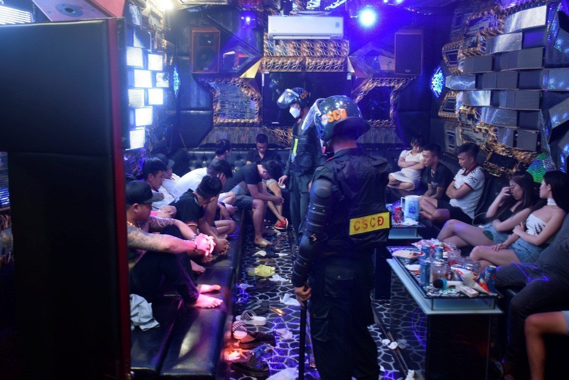 Hàng chục nam nữ bay lắc trong quán karaoke mới khai trương