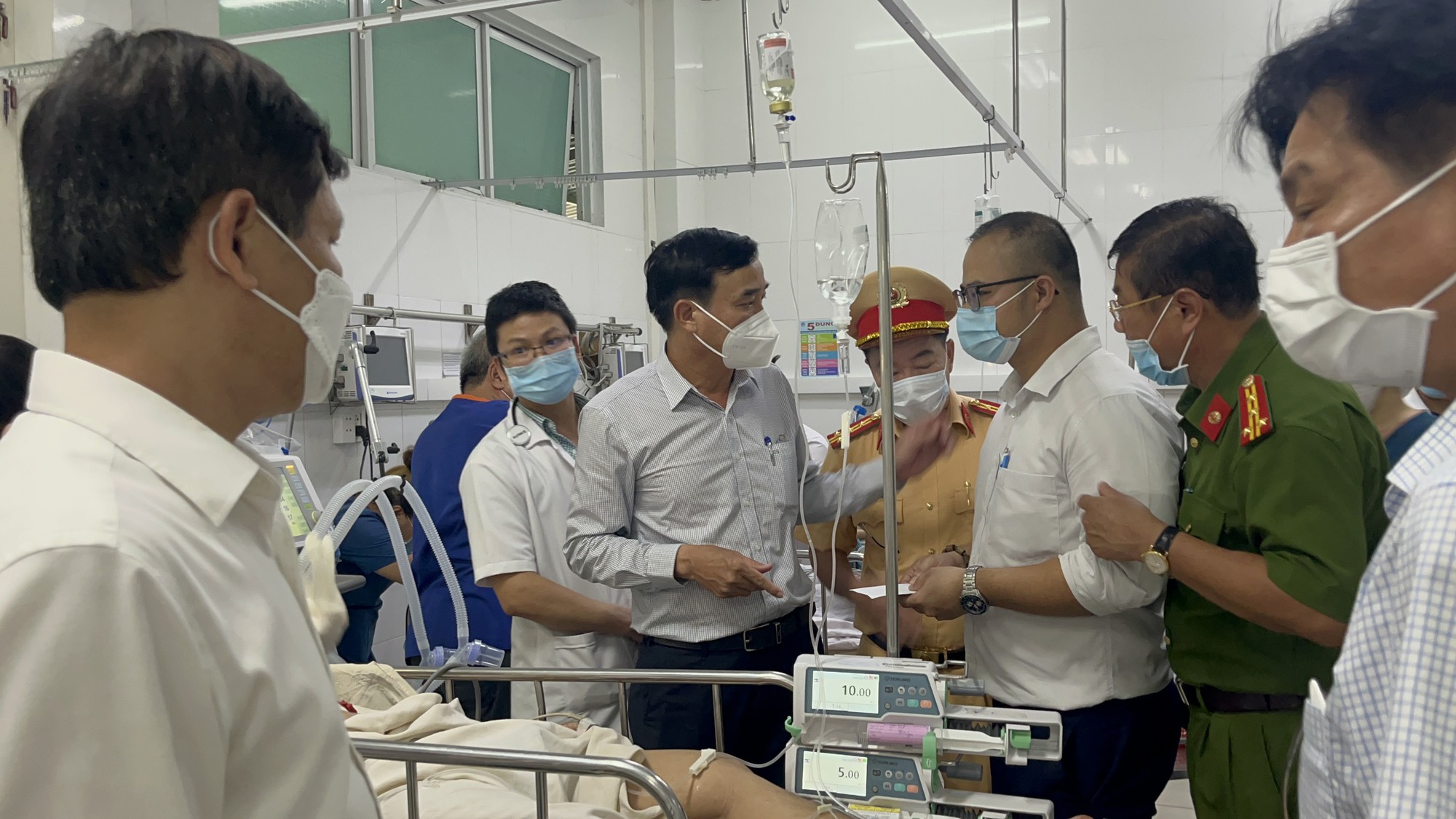 Chủ tịch UBND TP Đ&agrave; Nẵng thăm nạn nh&acirc;n vụ tai nạn tr&ecirc;n cao tốc La Sơn &ndash; T&uacute;y Loan - Ảnh 2.