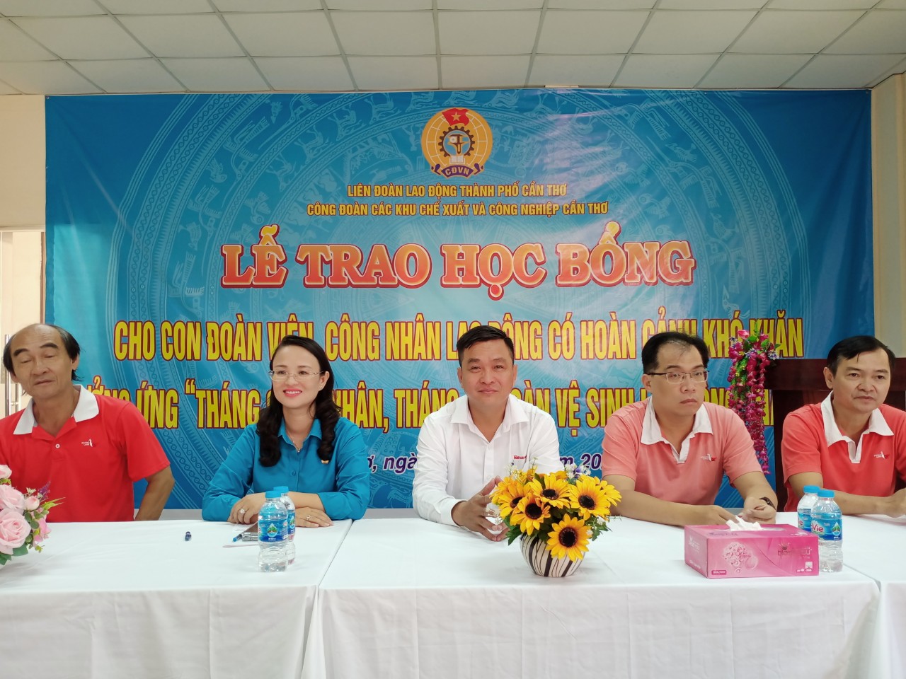 Trao hơn 90 suất kinh ph&iacute; hỗ trợ học tập cho học sinh kh&oacute; khăn ở Cần Thơ - Ảnh 1.