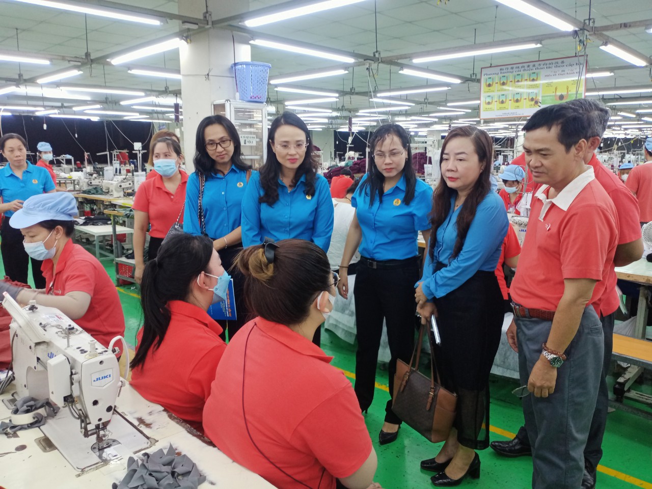 Trao hơn 90 suất kinh ph&iacute; hỗ trợ học tập cho học sinh kh&oacute; khăn ở Cần Thơ - Ảnh 13.