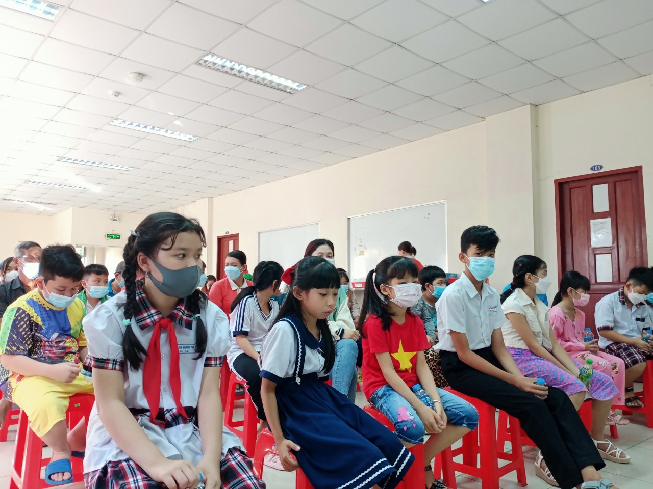 Trao hơn 90 suất kinh ph&iacute; hỗ trợ học tập cho học sinh kh&oacute; khăn ở Cần Thơ - Ảnh 3.