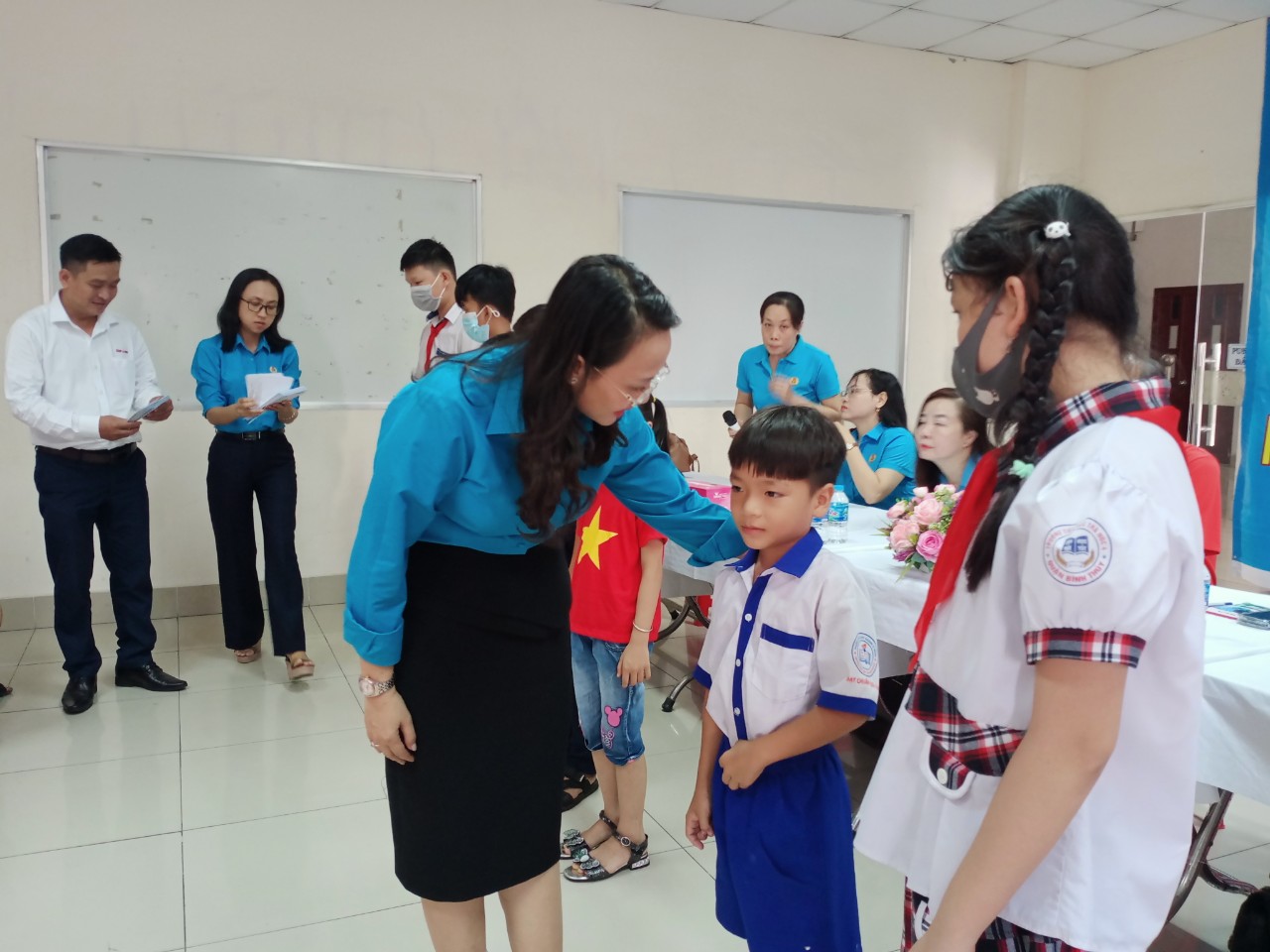 Trao hơn 90 suất kinh ph&iacute; hỗ trợ học tập cho học sinh kh&oacute; khăn ở Cần Thơ - Ảnh 4.