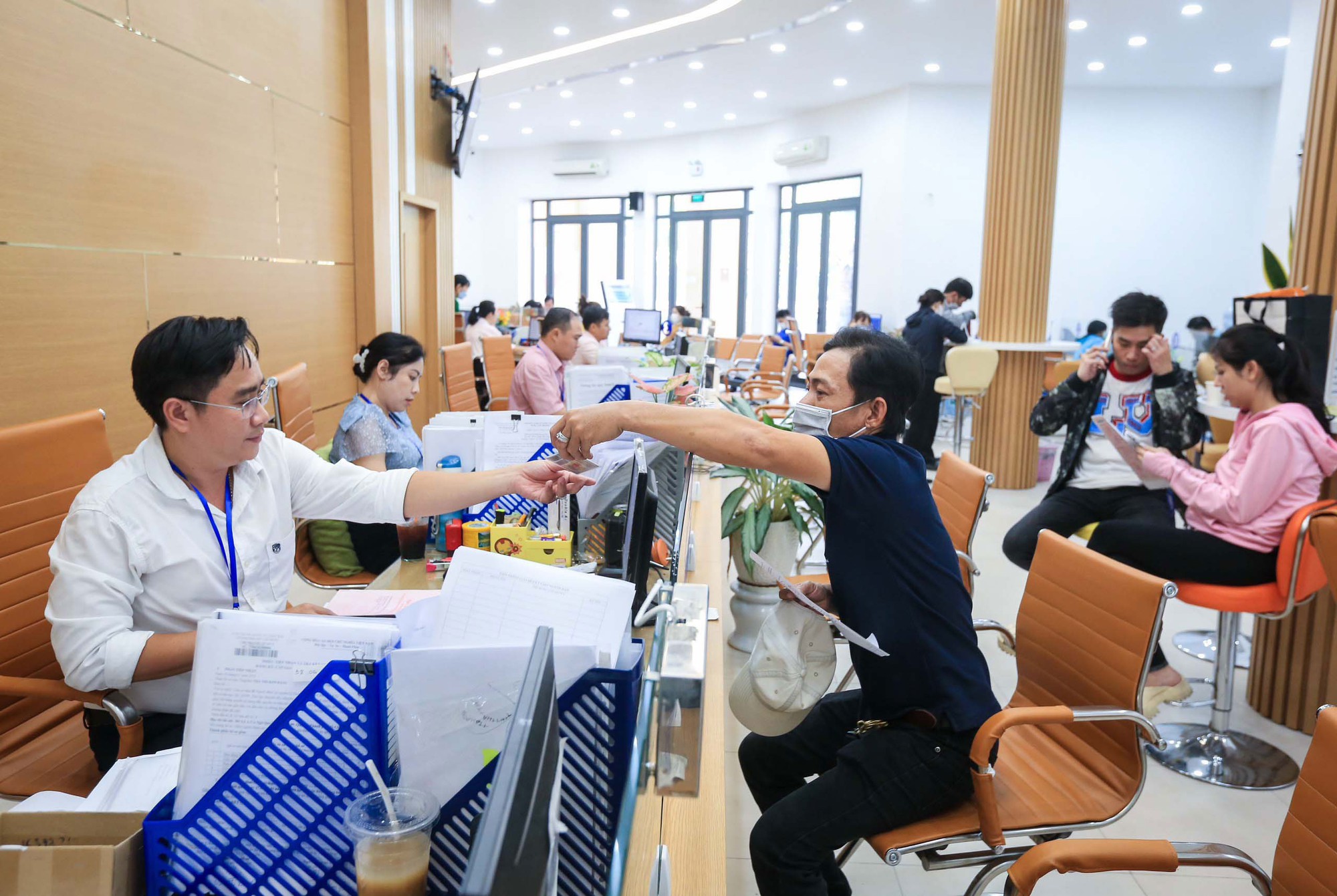 C&aacute;n bộ - c&ocirc;ng chức tại UBND quận 5, TP HCM trong giờ l&agrave;m việc Ảnh: HO&Agrave;NG TRIỀU