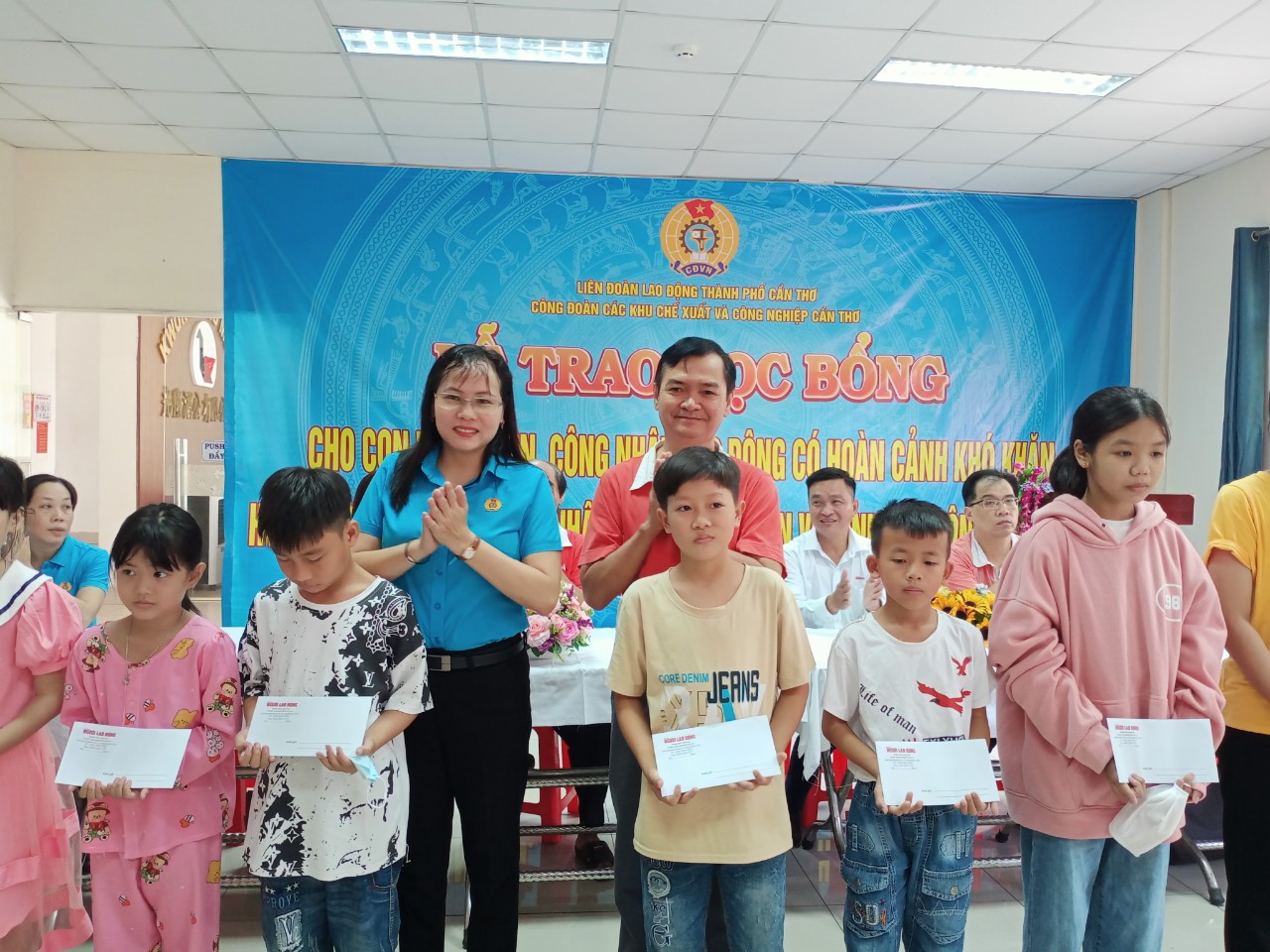 Trao hơn 90 suất kinh ph&iacute; hỗ trợ học tập cho học sinh kh&oacute; khăn ở Cần Thơ - Ảnh 7.
