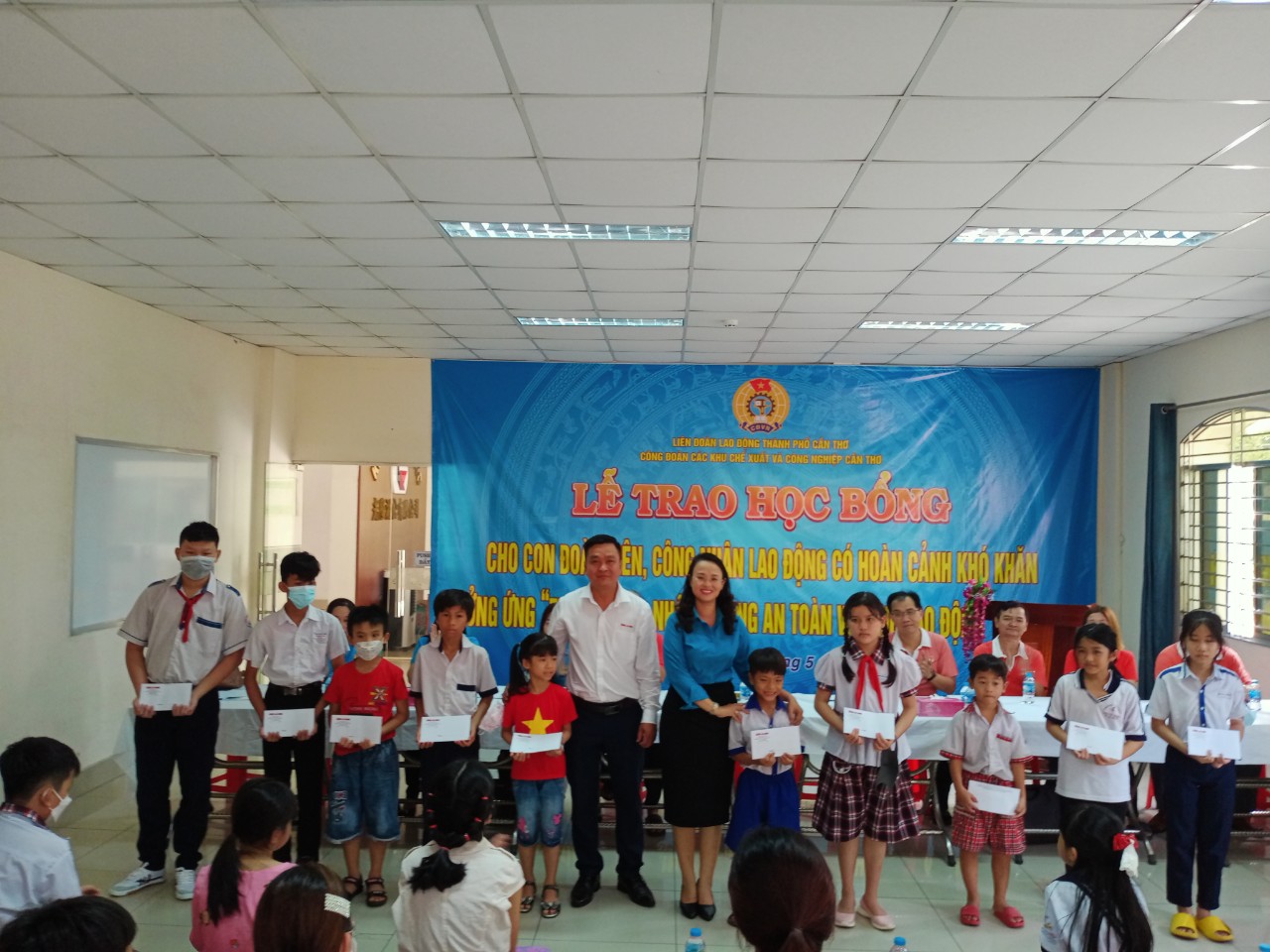 Trao hơn 90 suất kinh ph&iacute; hỗ trợ học tập cho học sinh kh&oacute; khăn ở Cần Thơ - Ảnh 9.