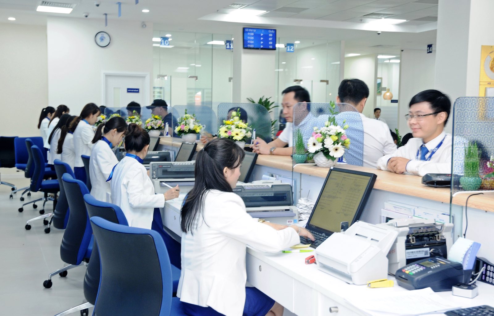 Ngân hàng của Chủ tịch HĐQT Trần Hùng Huy tung 10.000 tỉ đồng mua lại trái phiếu trước hạn