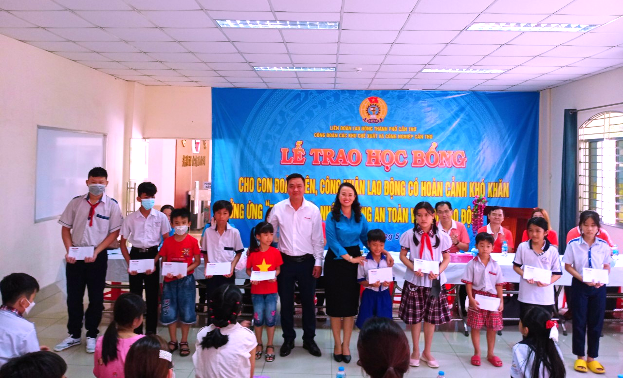 Trao hơn 90 suất kinh phí hỗ trợ học tập cho học sinh khó khăn ở Cần Thơ