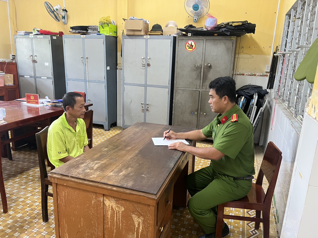 Vĩnh Long: Bắt khẩn cấp người chồng d&ugrave;ng chổi đ&aacute;nh vợ d&atilde; man - Ảnh 1.