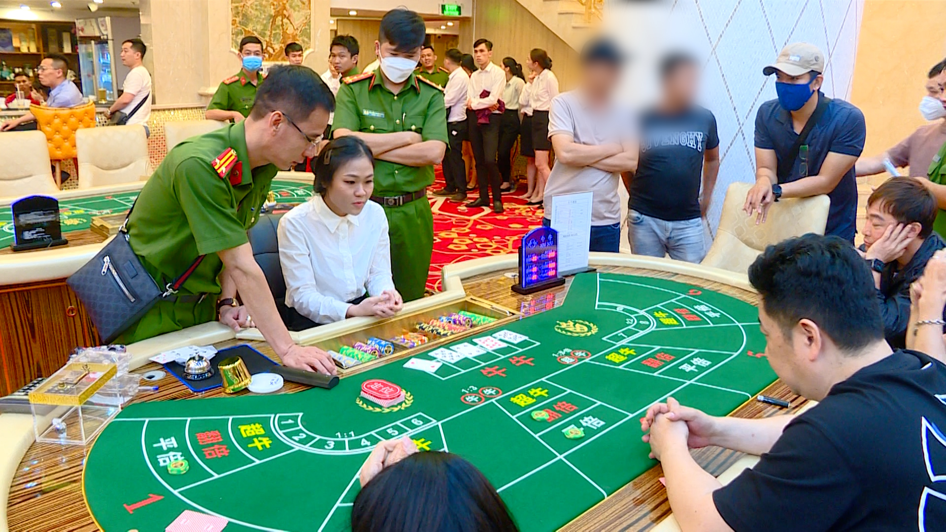 Khởi tố vụ án đánh bạc dưới tầng hầm khách sạn 5 sao ở Nha Trang
