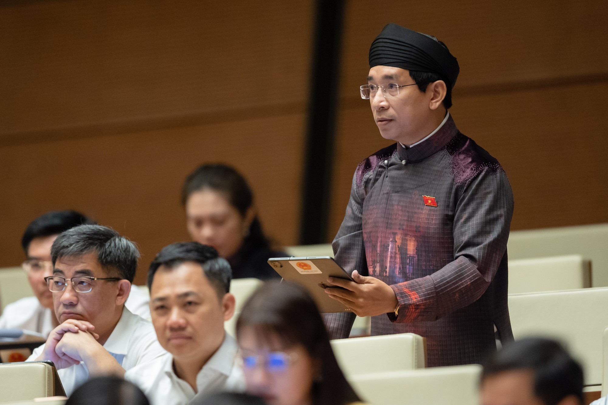 Đại biểu Nguyễn Văn Cảnh đề nghị được mặc áo dài ngũ thân khi họp Quốc hội, chào cờ