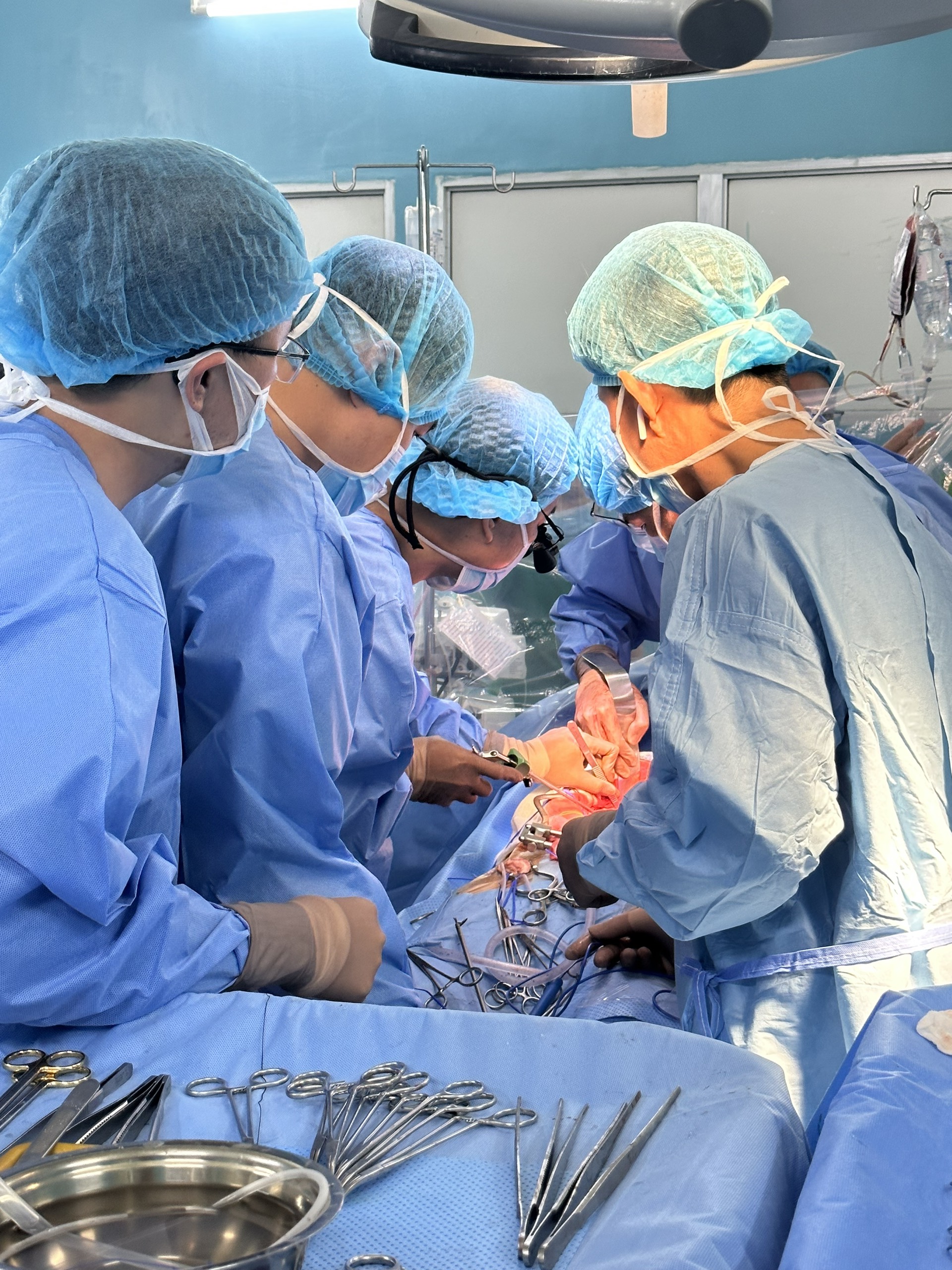 2 bệnh viện hợp sức mổ khẩn ca bệnh tiểu ra máu vón cục