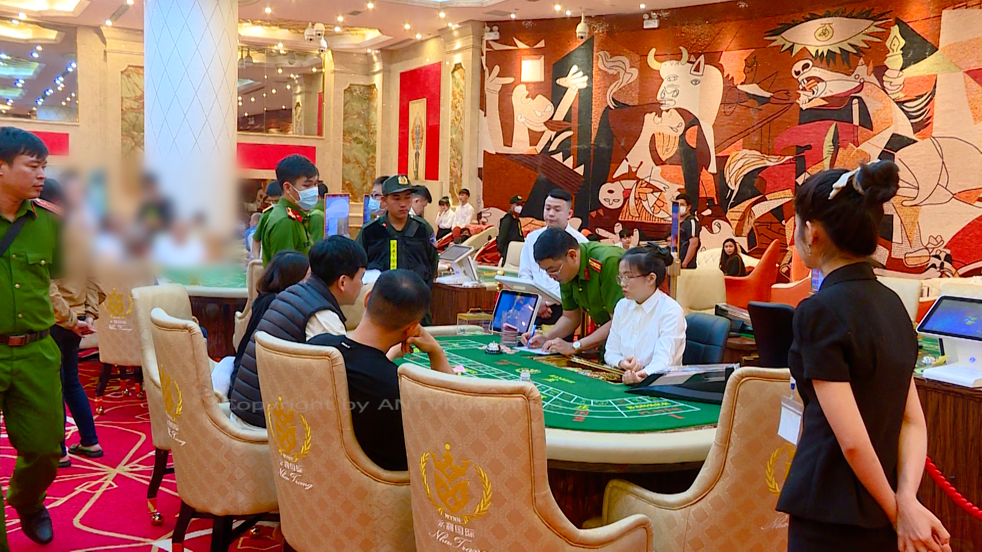 C&aacute;n bộ c&ocirc;ng an 