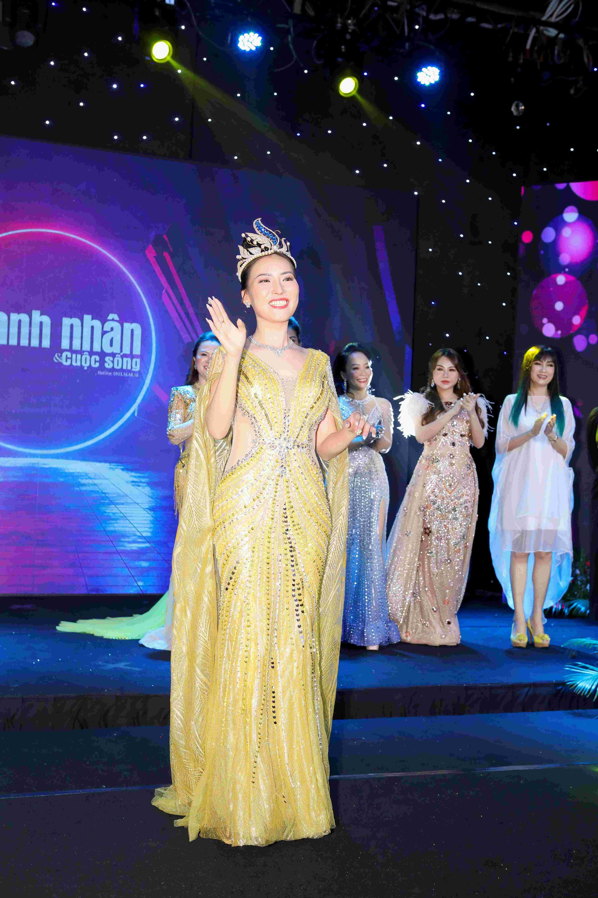 T&igrave;m được gương mặt cho ảnh b&igrave;a - đường đến vương miện Hoa hậu Thế giới doanh nh&acirc;n 2023 - Ảnh 1.