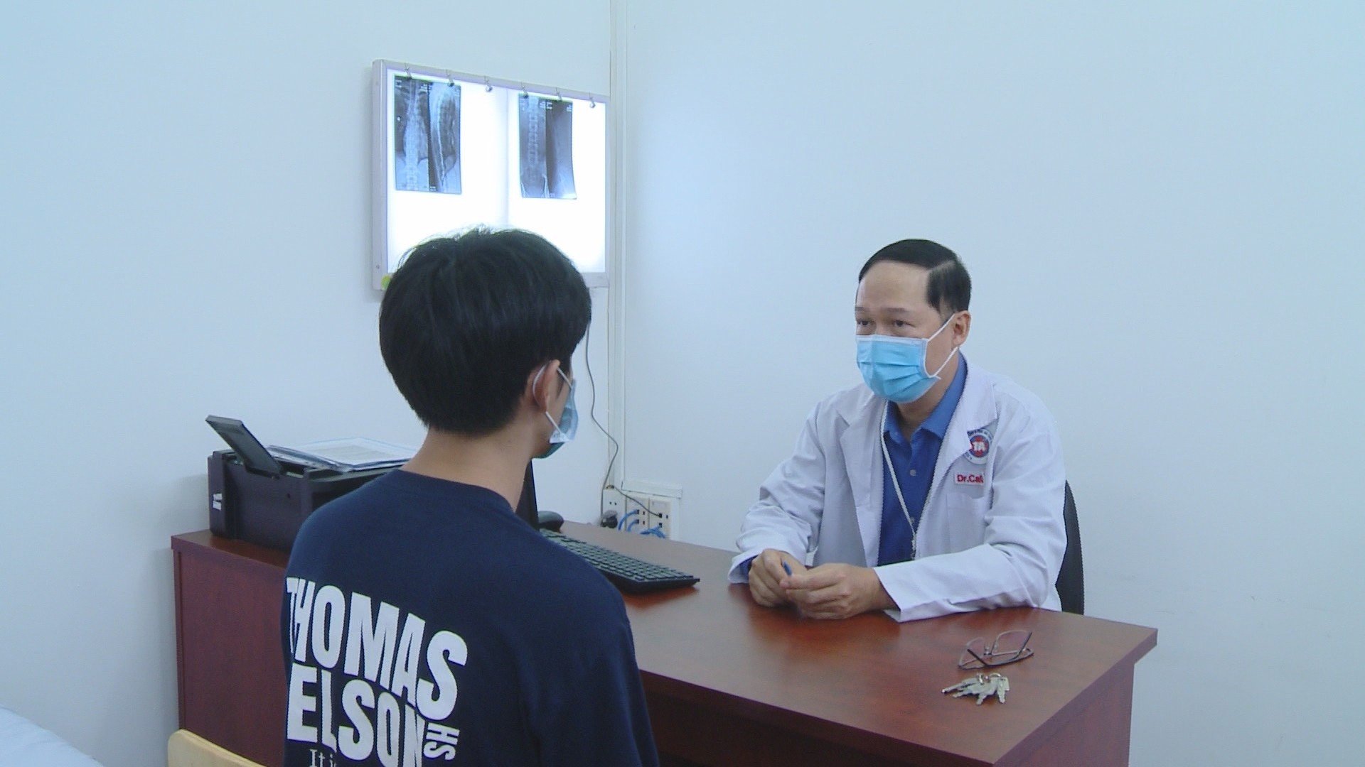 Lại thêm thanh niên nứt vỡ đốt sống ngực vì nắn bẻ khớp