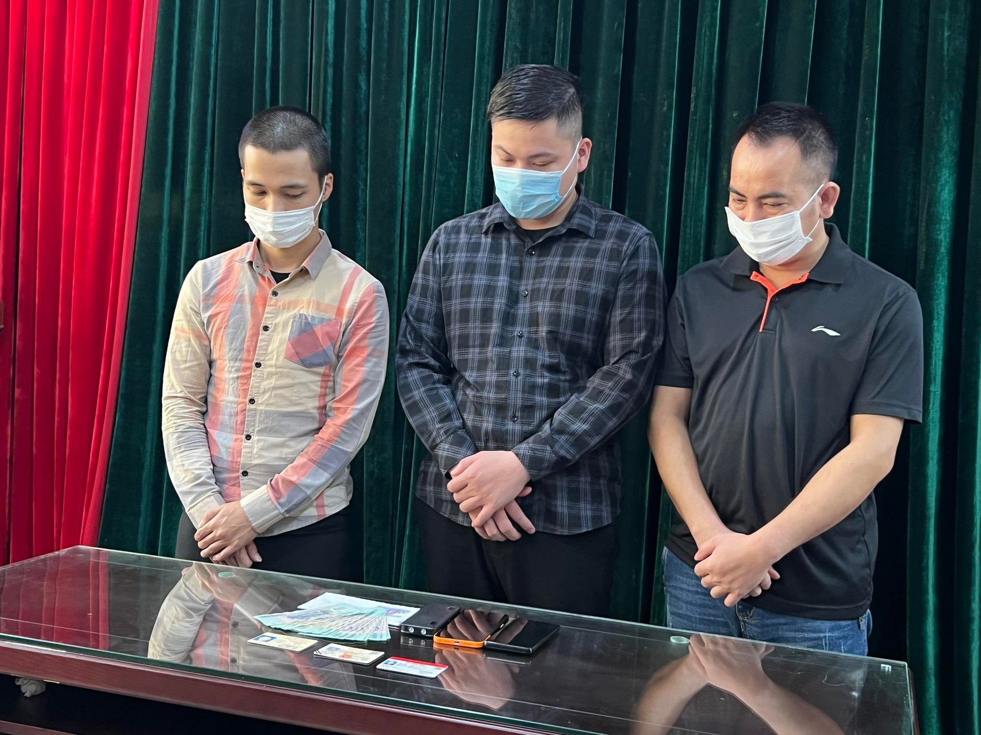 Khởi tố cựu nh&agrave; b&aacute;o cưỡng đoạt t&agrave;i sản của nhiều l&atilde;nh đạo phường - Ảnh 1.