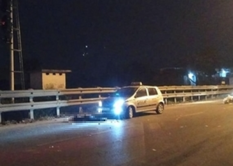 Bị tát, tài xế taxi lao ôtô vào xe máy để trả thù