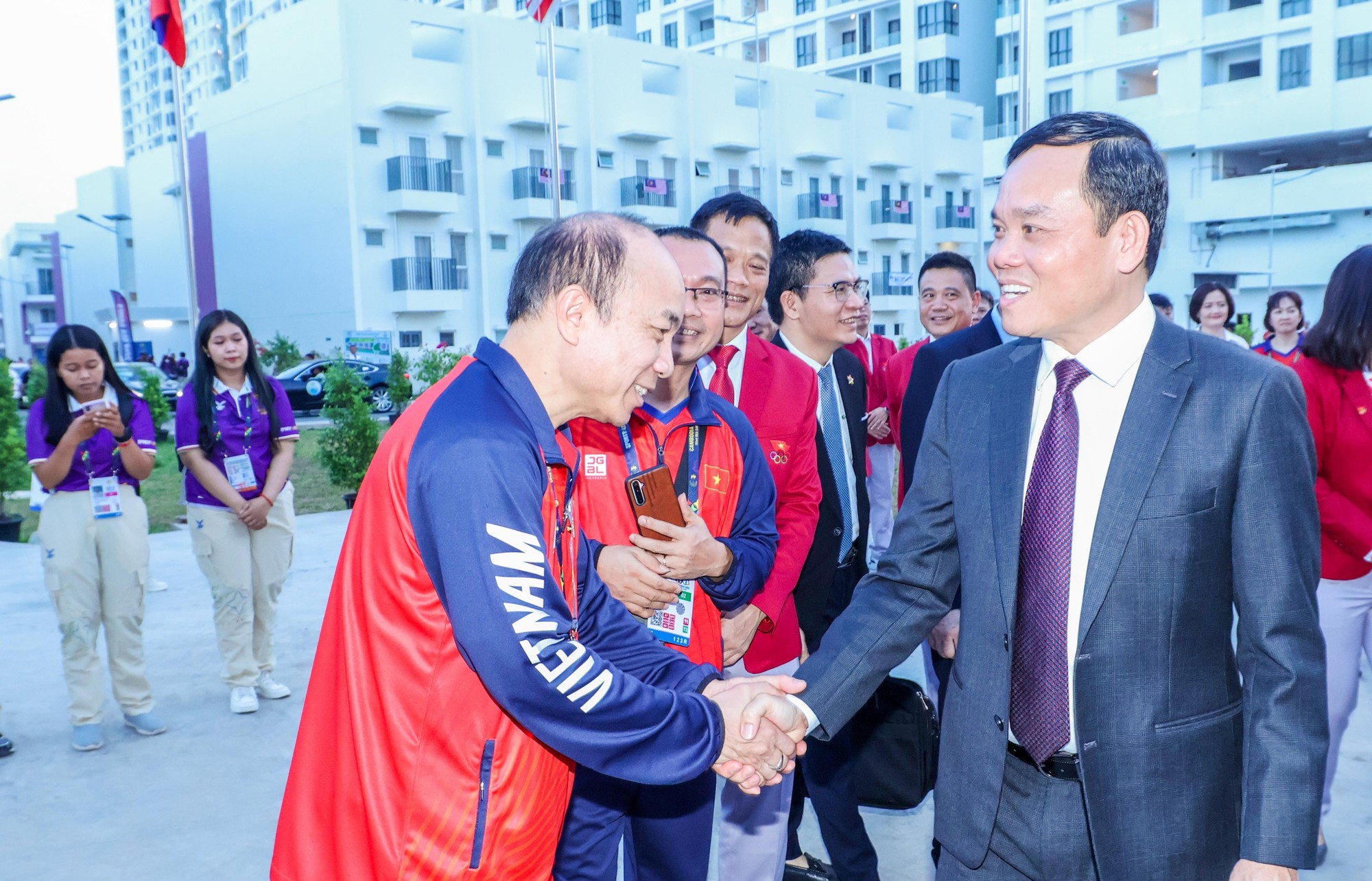 Phó Thủ tướng Trần Lưu Quang thăm đoàn Thể thao Việt Nam tại SEA Games 32