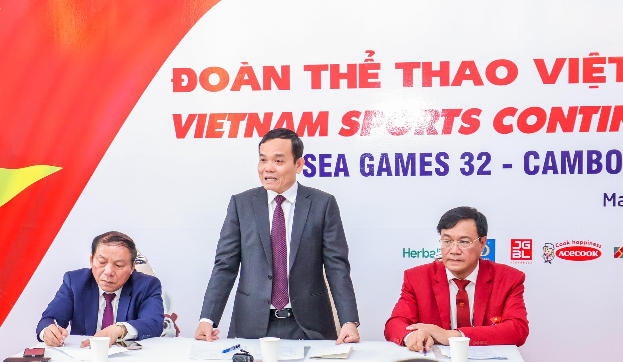 Ph&oacute; Thủ tướng Trần Lưu Quang thăm đo&agrave;n Thể thao Việt Nam tại SEA Games 32 - Ảnh 1.