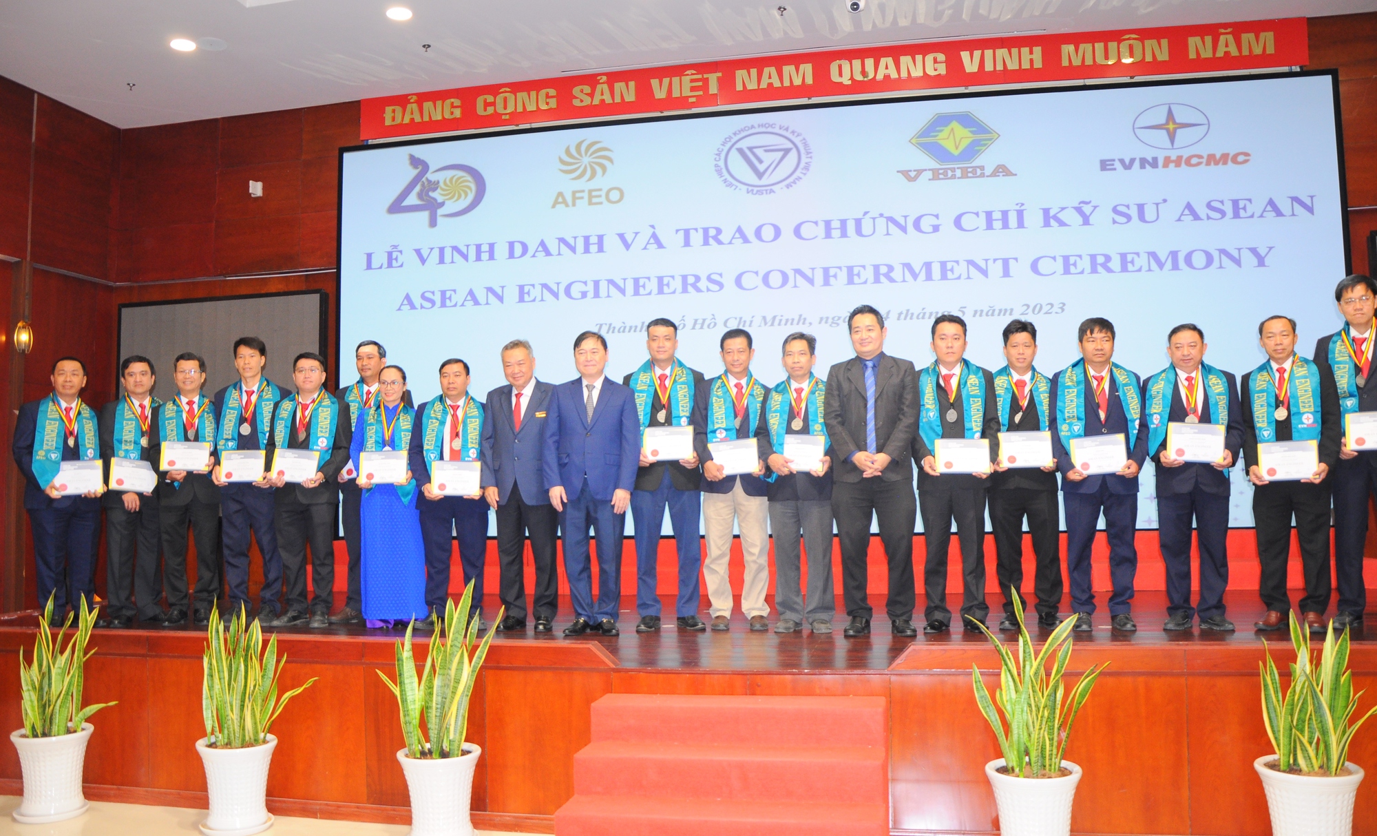 Trao chứng chỉ kỹ sư chuy&ecirc;n nghiệp ASEAN cho 123 kỹ sư lĩnh vực điện lực - Ảnh 1.