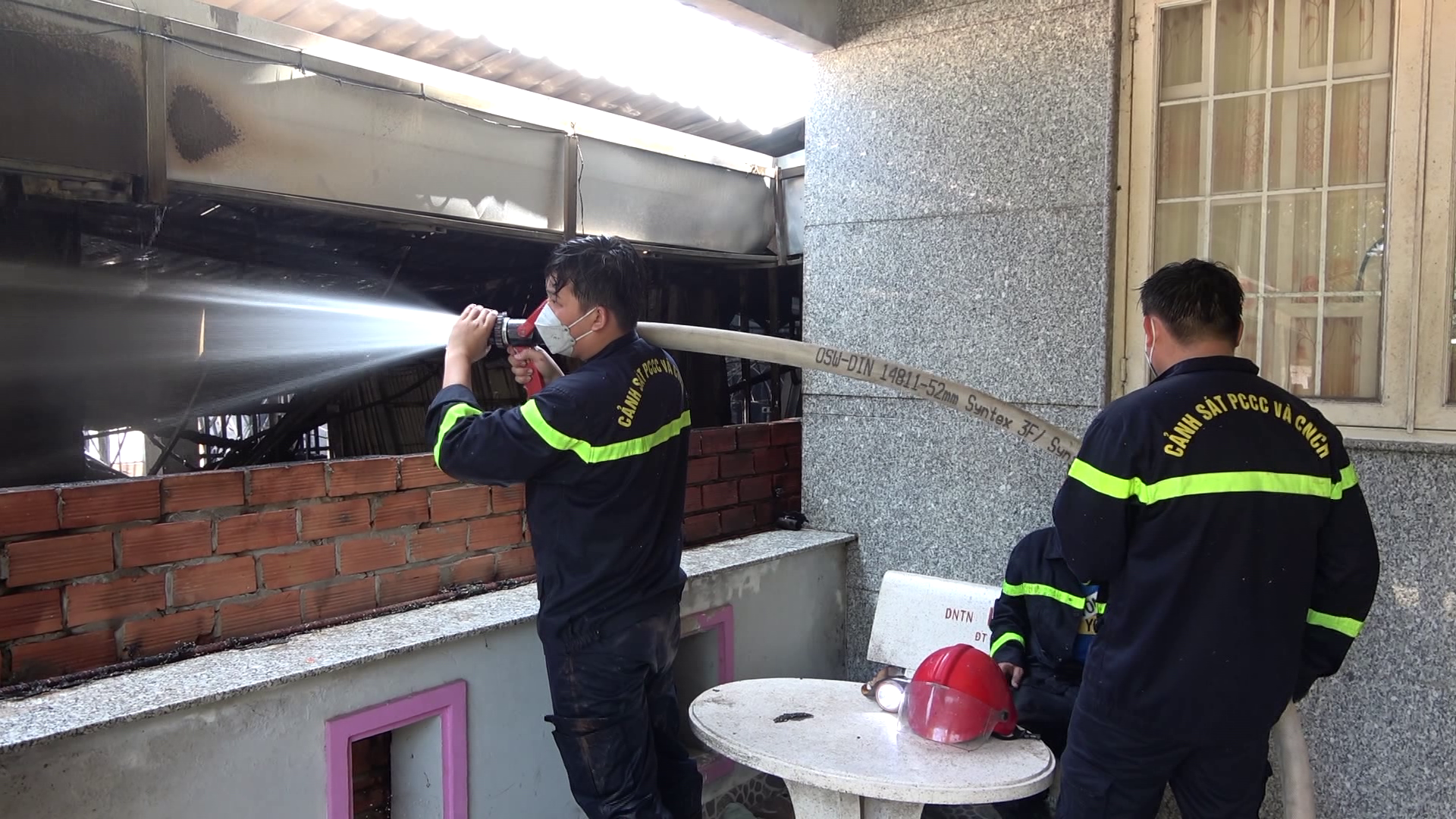 CLIP: Hiện trường vụ ch&aacute;y rụi qu&aacute;n Ngọc Minh ở TP Mỹ Tho  - Ảnh 4.