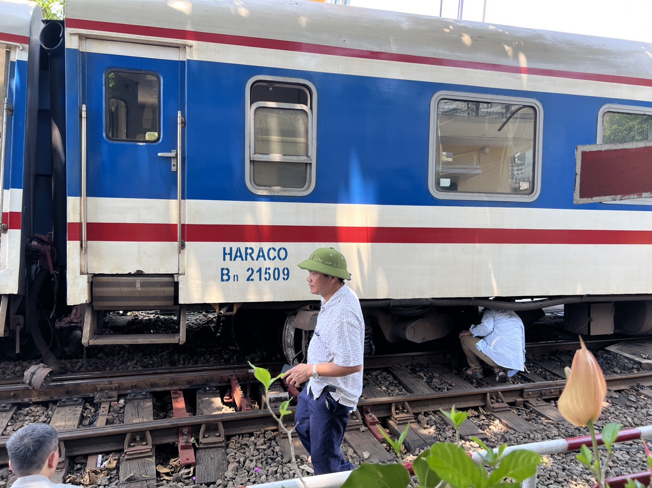 T&agrave;u SE1 trật b&aacute;nh khi đang chạy khiến h&agrave;nh kh&aacute;ch nh&aacute;o nh&agrave;o - Ảnh 4.